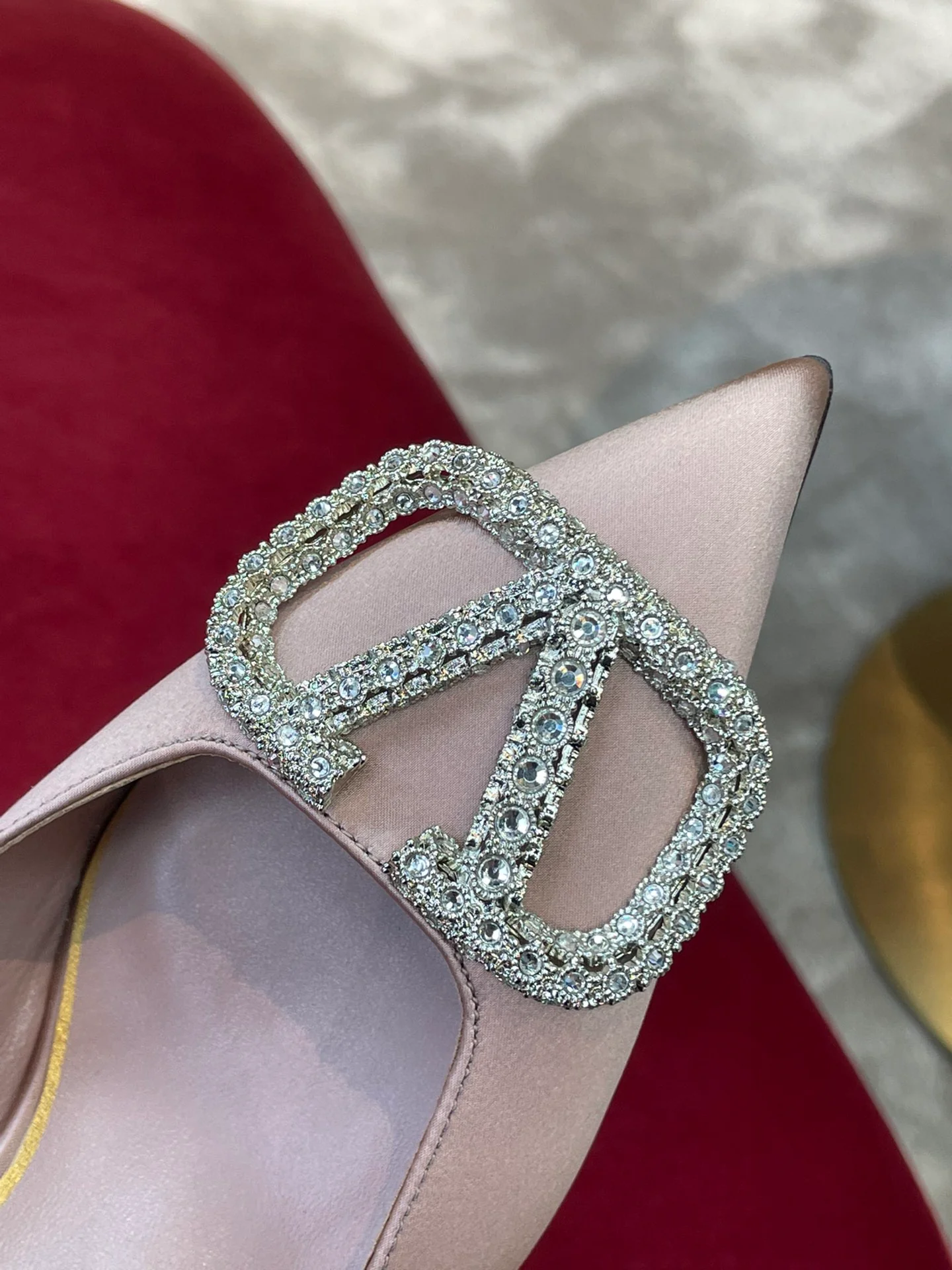 Новинка сезона осень/зима 2022 от Valentino - атласные туфли на каблуке с разрезом и стразами - розовые