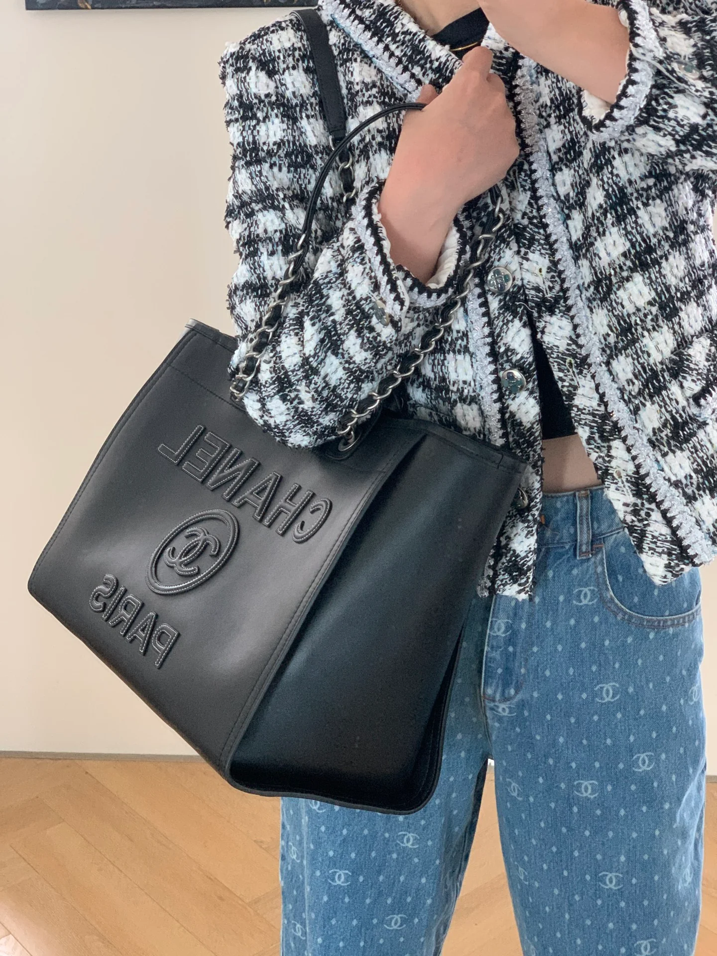 Пляжная сумка Chanel 24a из натуральной кожи, большая, черная.