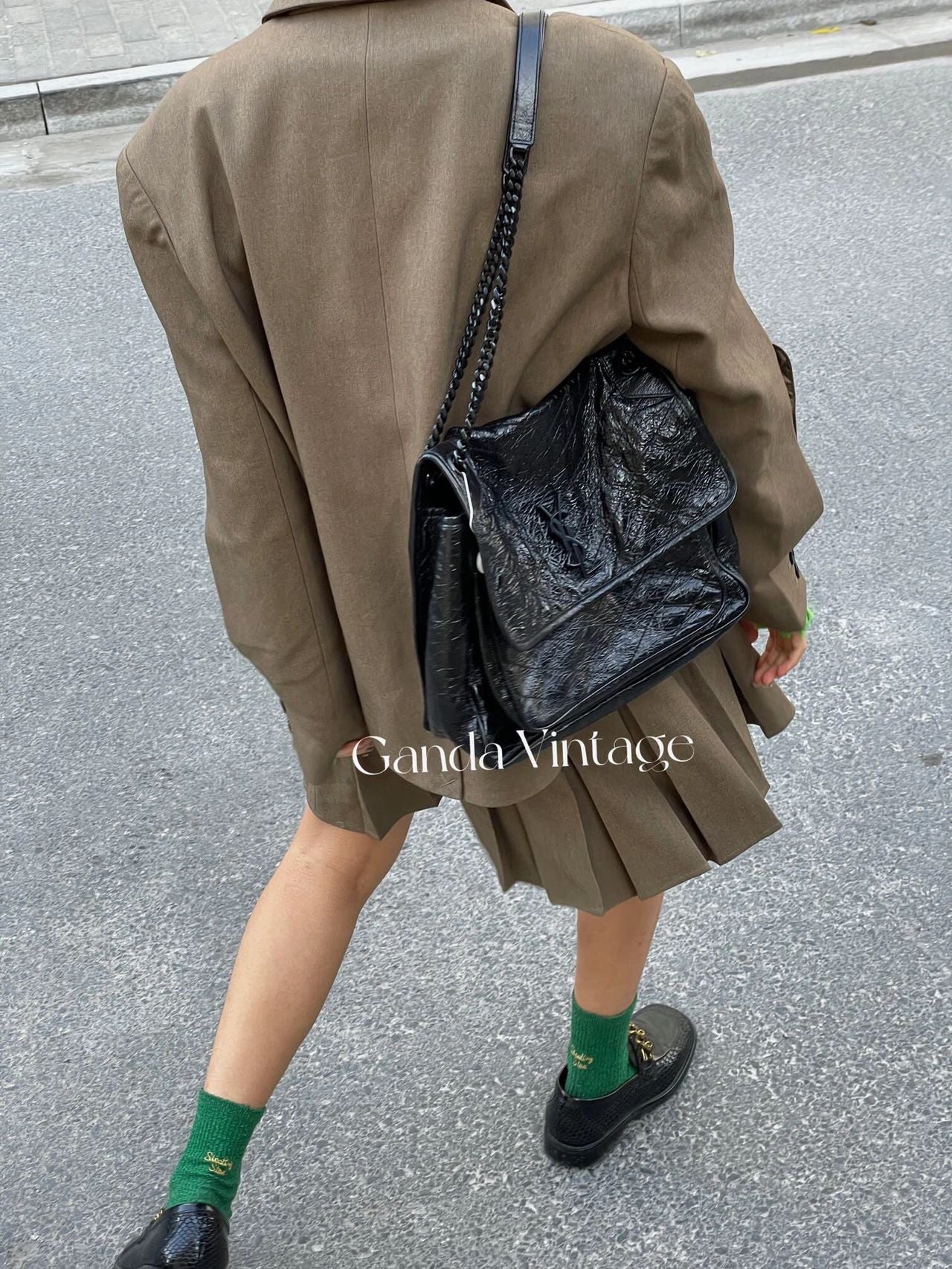 Часы YSL Niki Baby 28 см, кожаные, черные, с черной цепочкой — фото в движении.