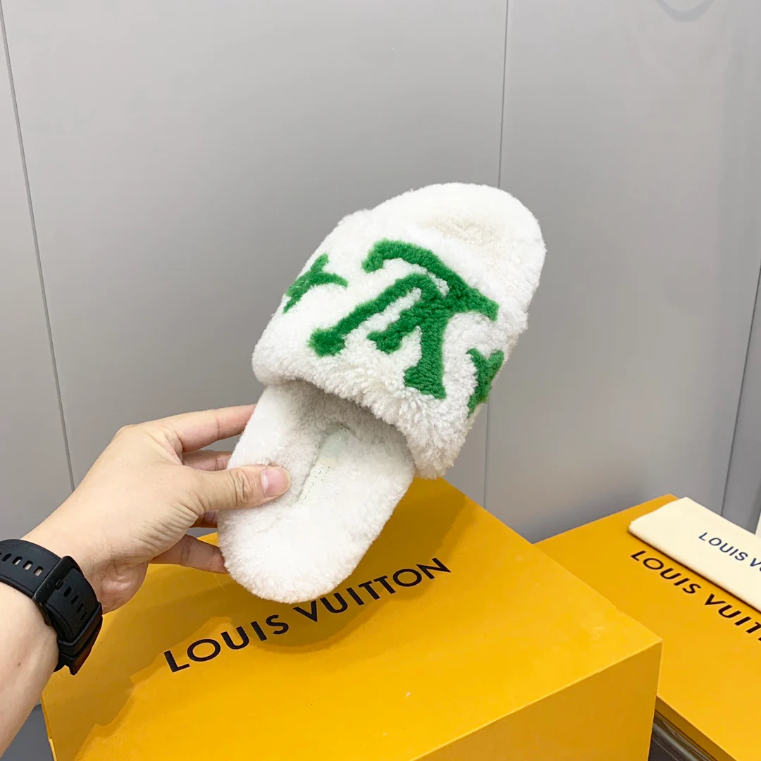 Новинка ранней весны 2022 года от LV — Пушистые тапочки — Белые и зеленые