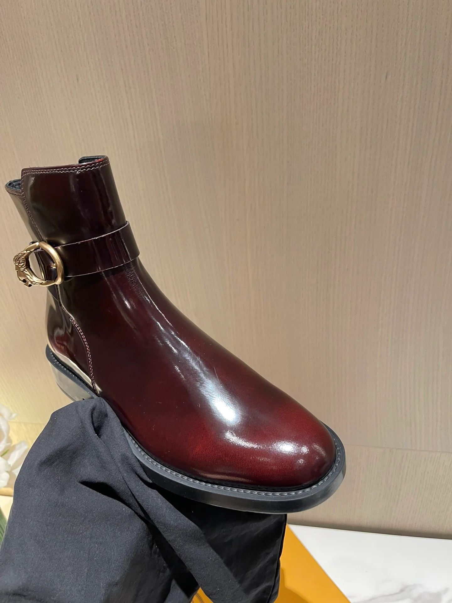 Tods - Новинка сезона осень/зима 2022 - Ботильоны с разрезом и бисером - 1