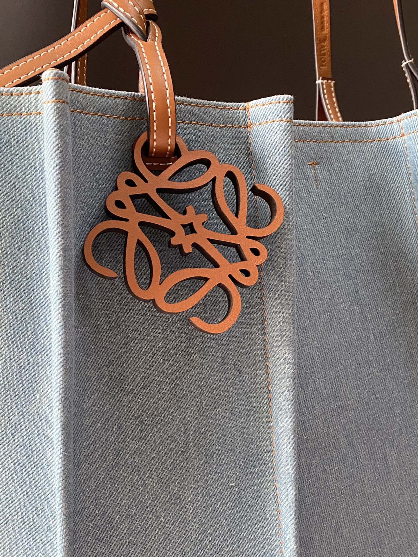 Сумка Loewe Shell Tote серии Large.