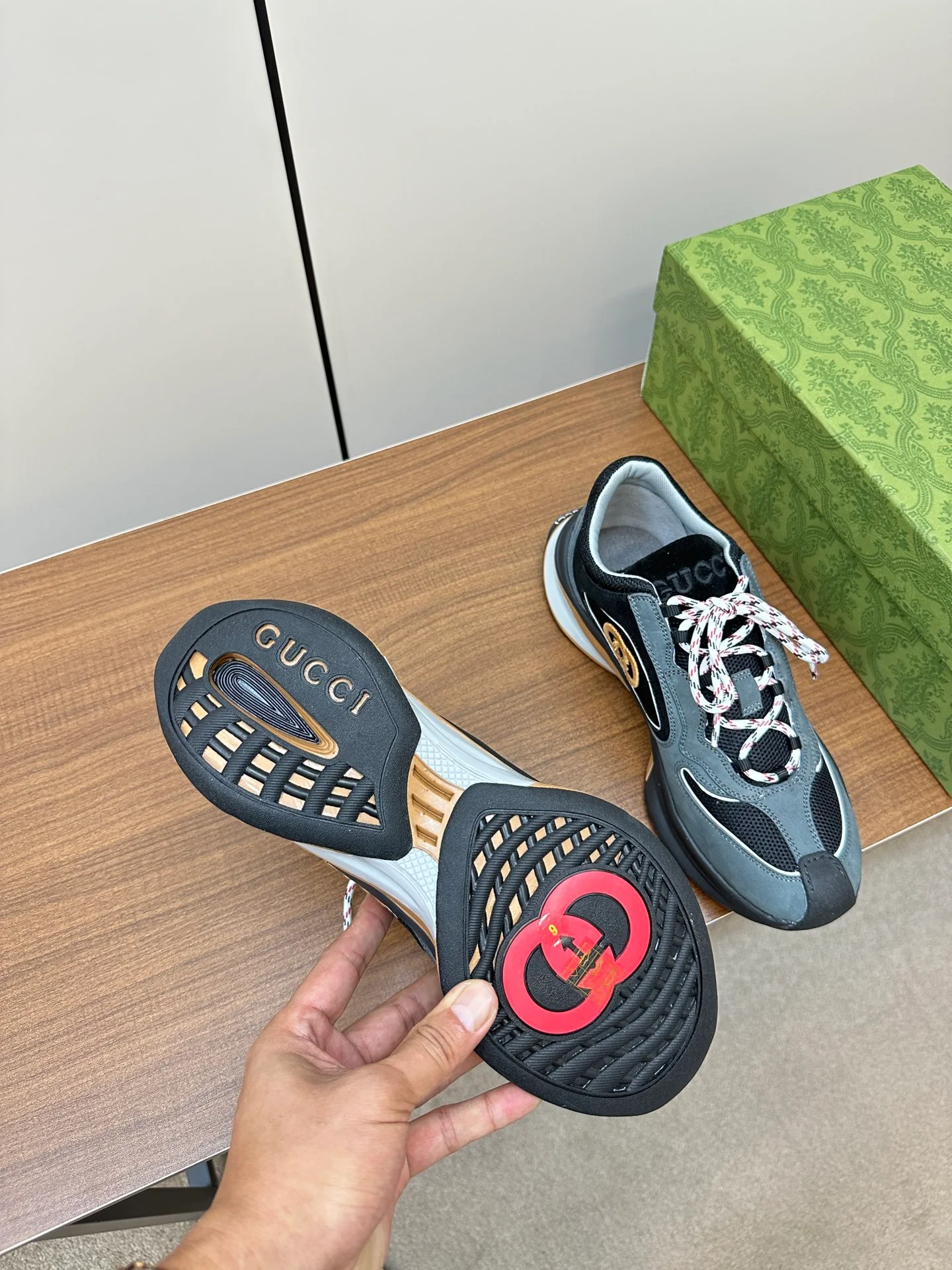 Новинка осенне-зимней коллекции Gucci 2023 — Однотонные вязаные кроссовки — Унисекс — Серо-голубые