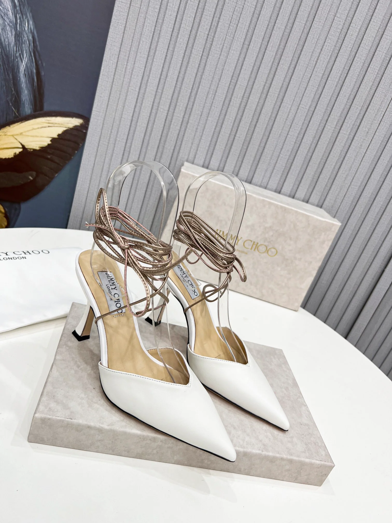 Туфли на каблуке с острым носком и ремешками Jimmy - белые