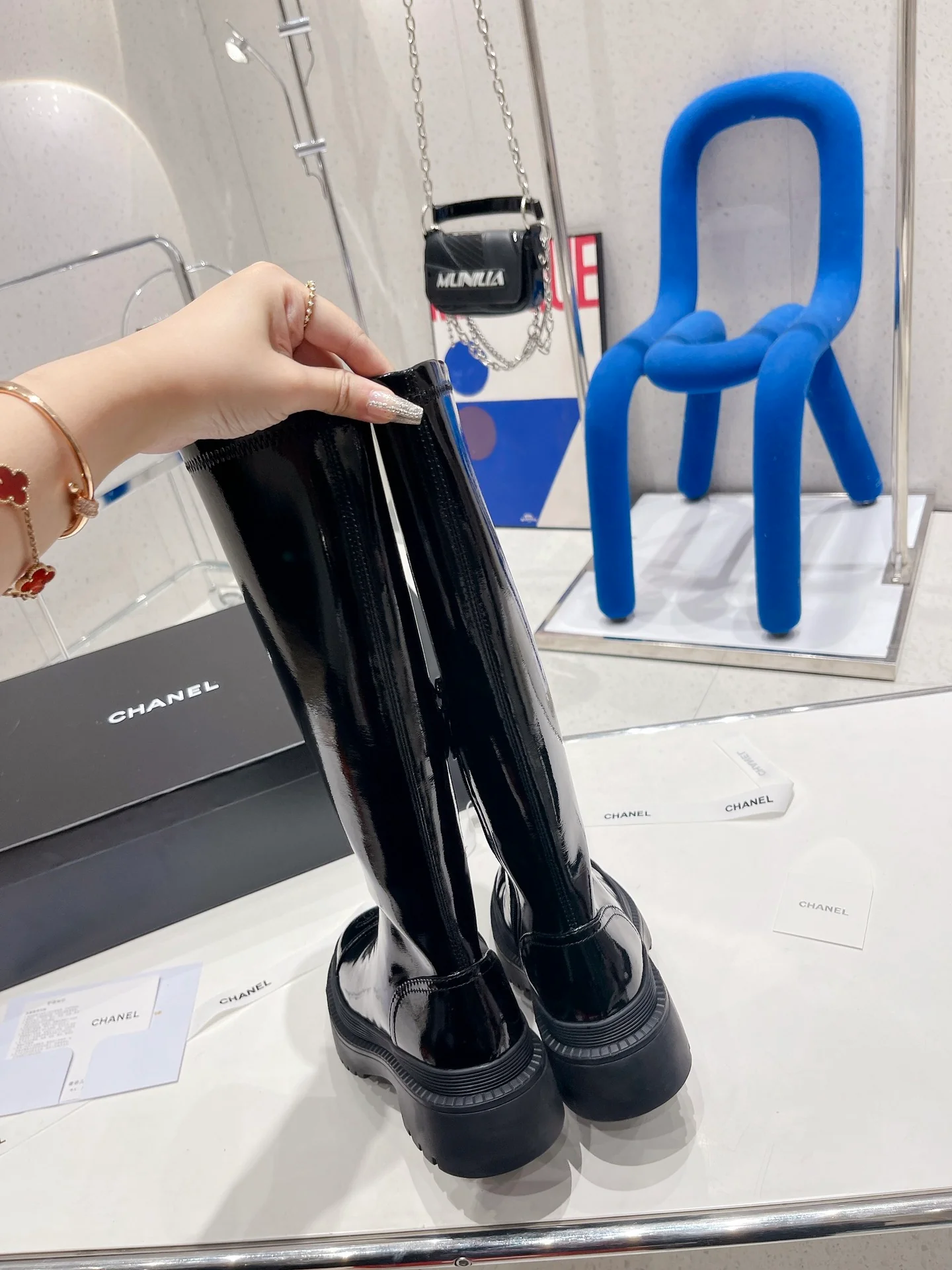 Высокие сапоги на платформе Chanel с эластичным поясом - черные