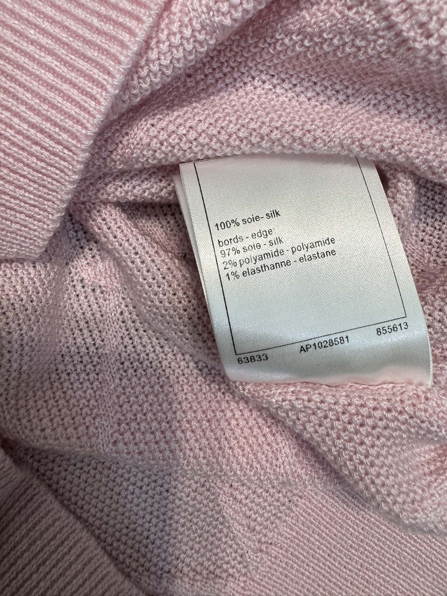 Новая коллекция Chanel Весна/Лето 2024: трикотажное платье с короткими рукавами и ромбовидным узором - Черное - 1