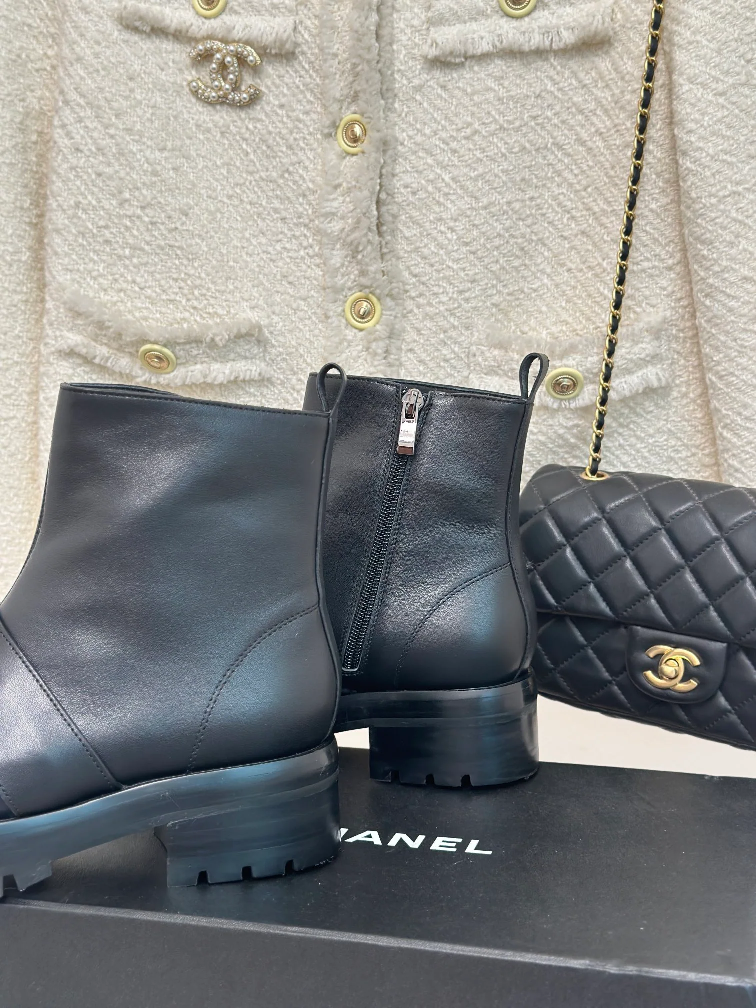 Новинка сезона осень/зима 2023 от Chanel - Ботильоны на массивном каблуке с квадратной пряжкой - Черные