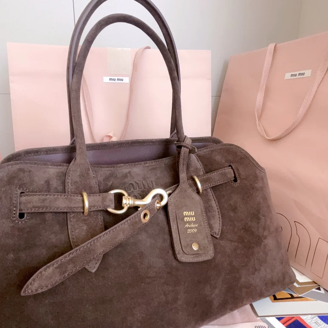 Сумка-тоут Miu Miu 5bg310 из замши - коричневая