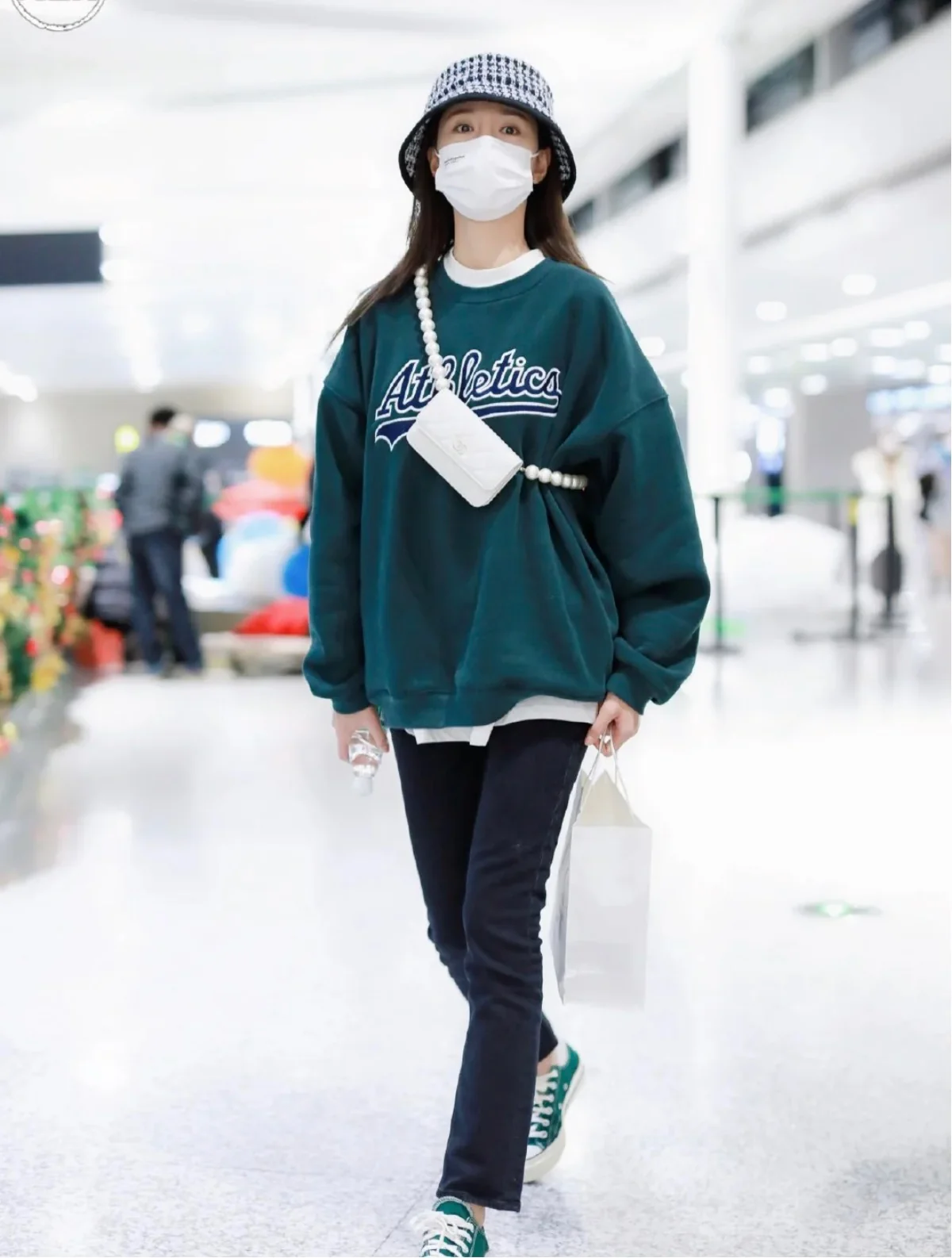 Маленькая сумочка Chanel с жемчужной цепочкой