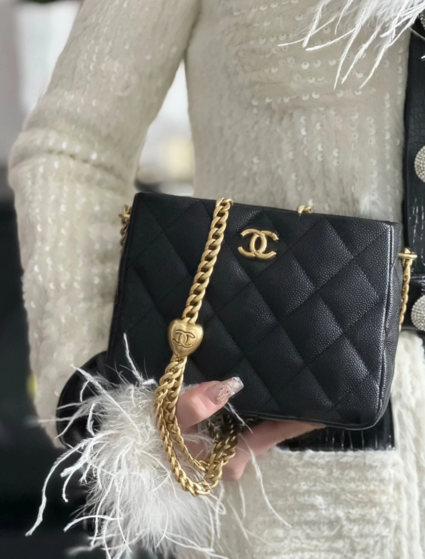 Новинка сезона весна/лето 2023 от Chanel - сумка-хобо в форме сердца - маленькая - черная - фотографии в действии.