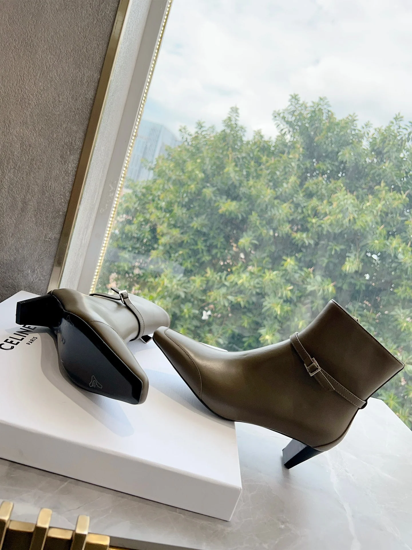 Новинка с показа Celine осень/зима 2023 — мотоциклетные ботильоны.