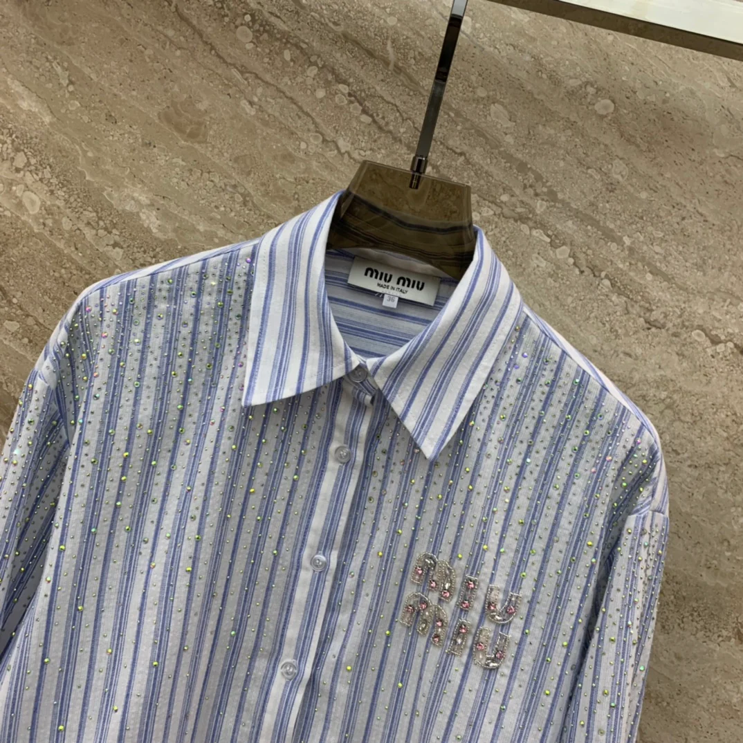 Miu Miu - 2404 - Рубашка с длинными рукавами, украшенная стразами, бисерной надписью и полосками - Синяя