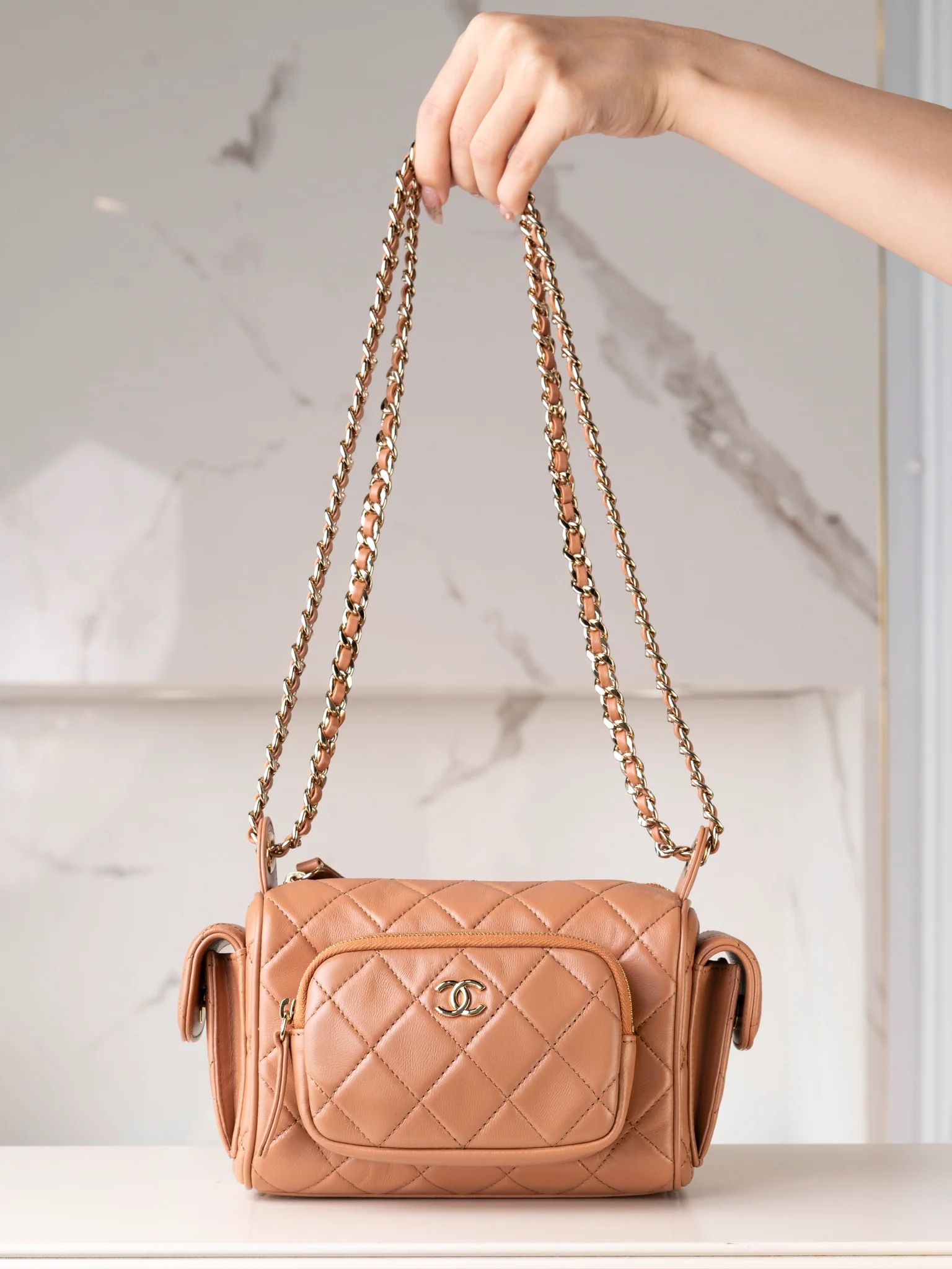 Маленькая многофункциональная сумка для фотоаппарата Chanel из 24-каратного золота — цвет молочного чая.