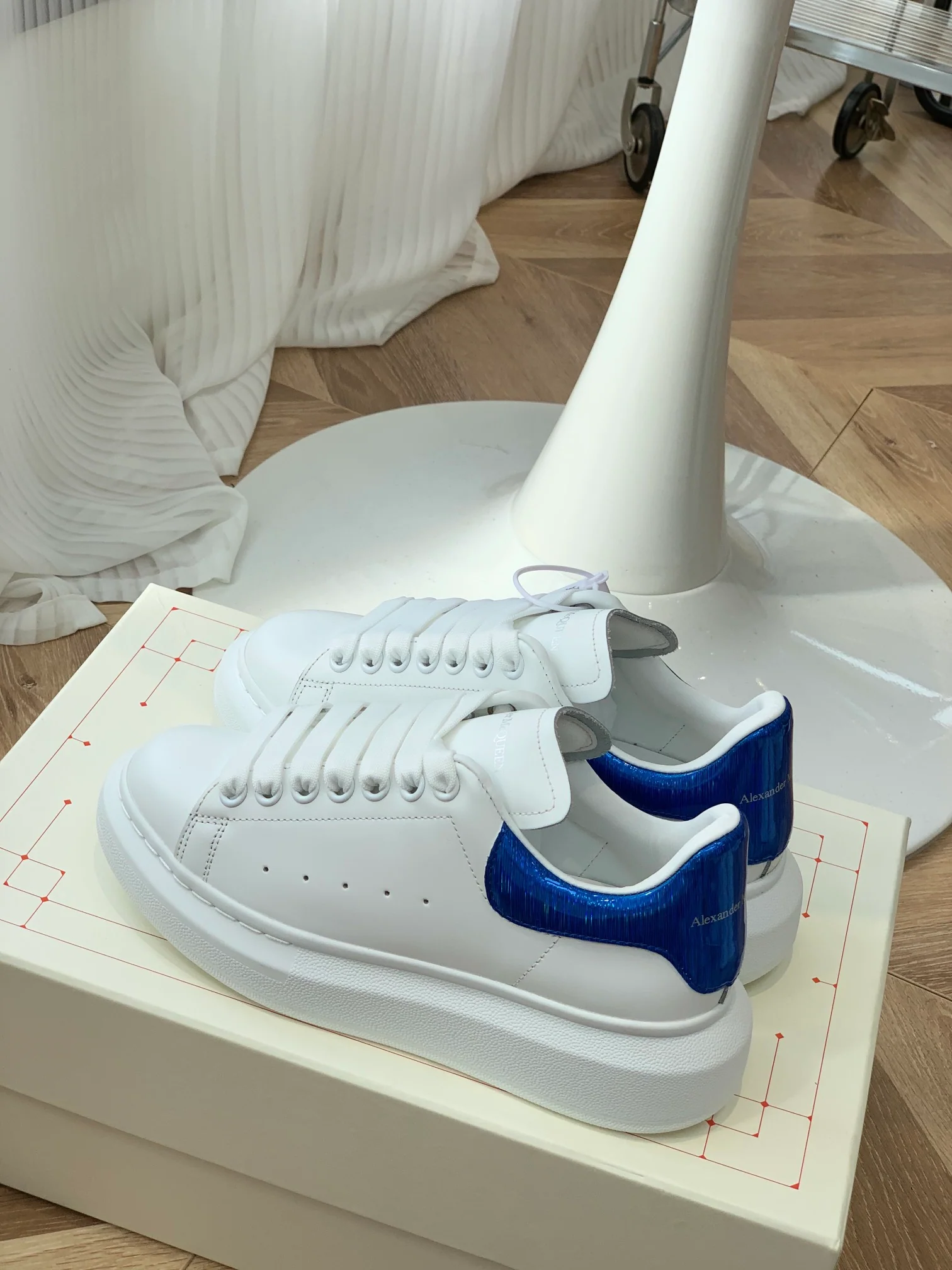 McQueen - Улучшенные классические белые кроссовки - Синие