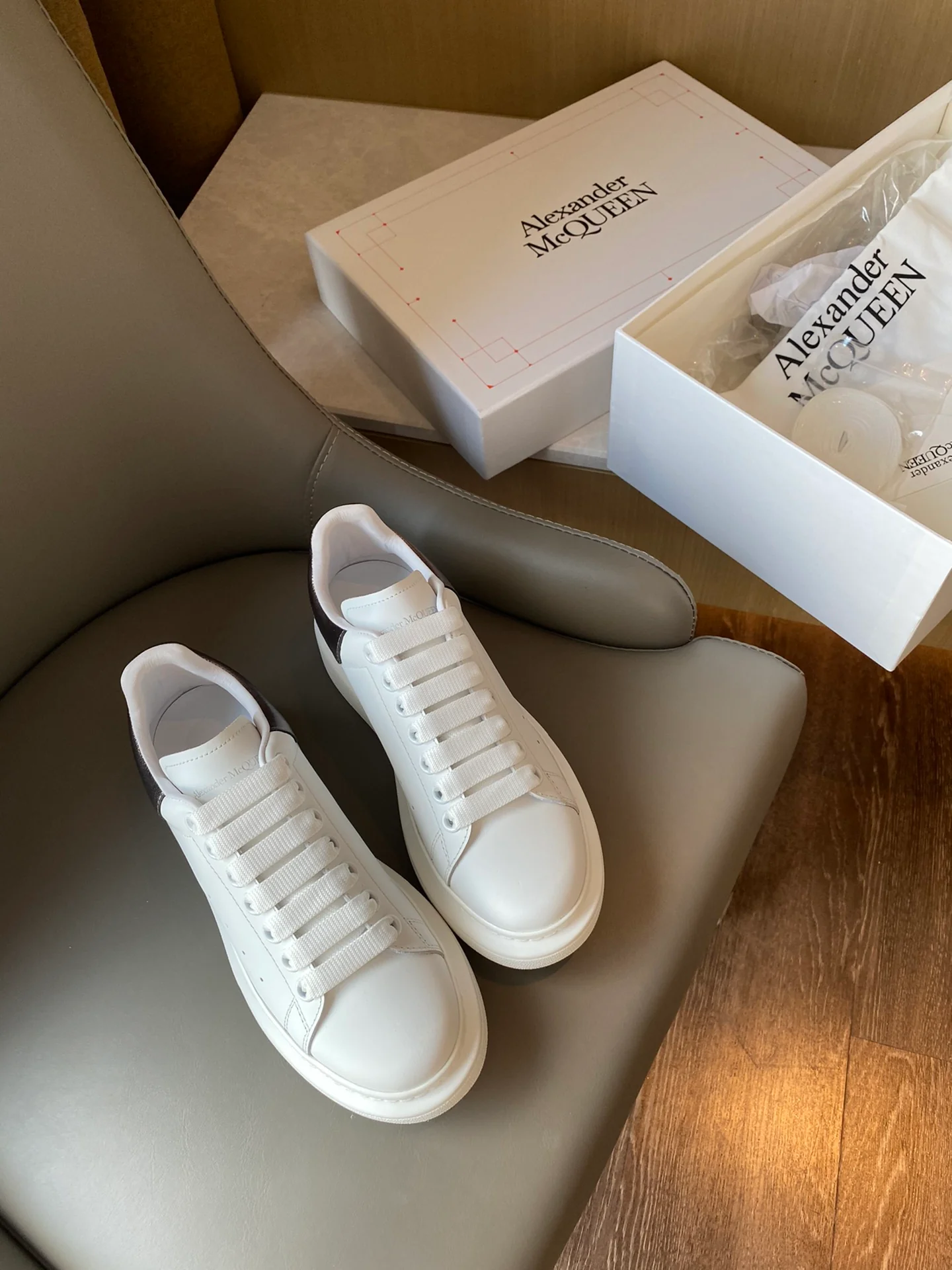 Классические белые кроссовки McQueen - бронзовые - серые