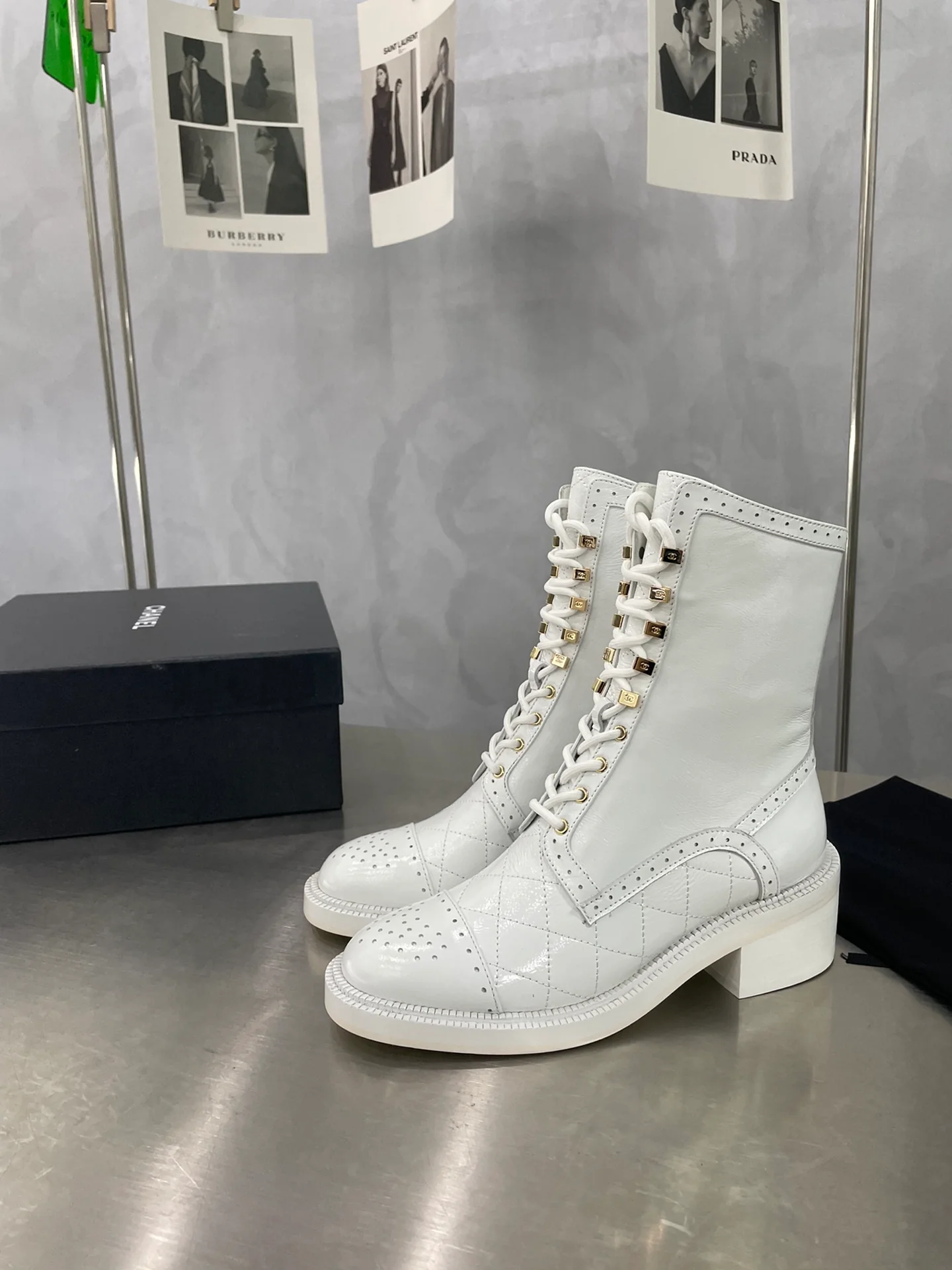 Chanel - Ботильоны на шнуровке на низком каблуке до середины икры - Белые