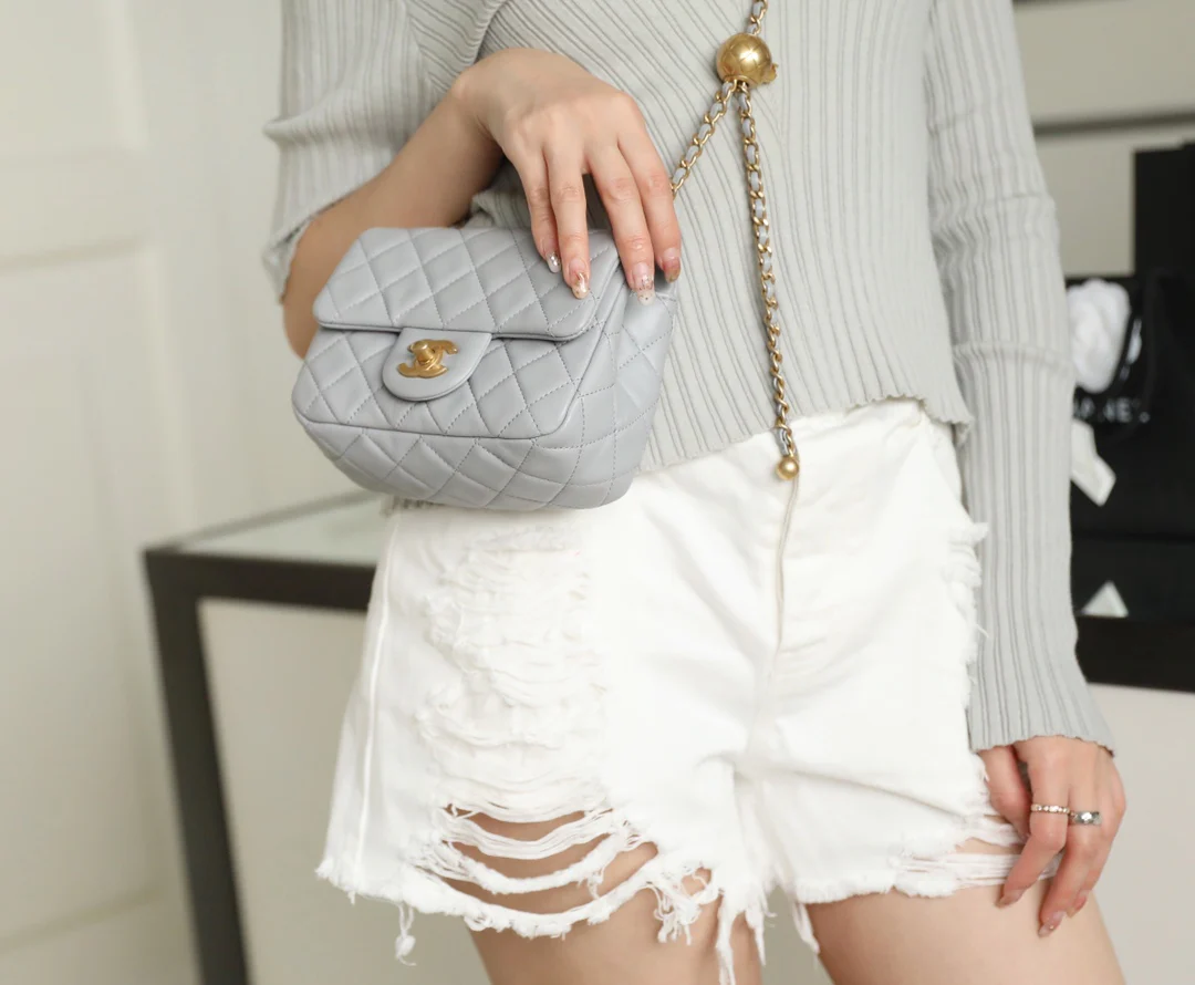 Сумка Chanel Gold Globe Square Fat Flap Bag - серая.