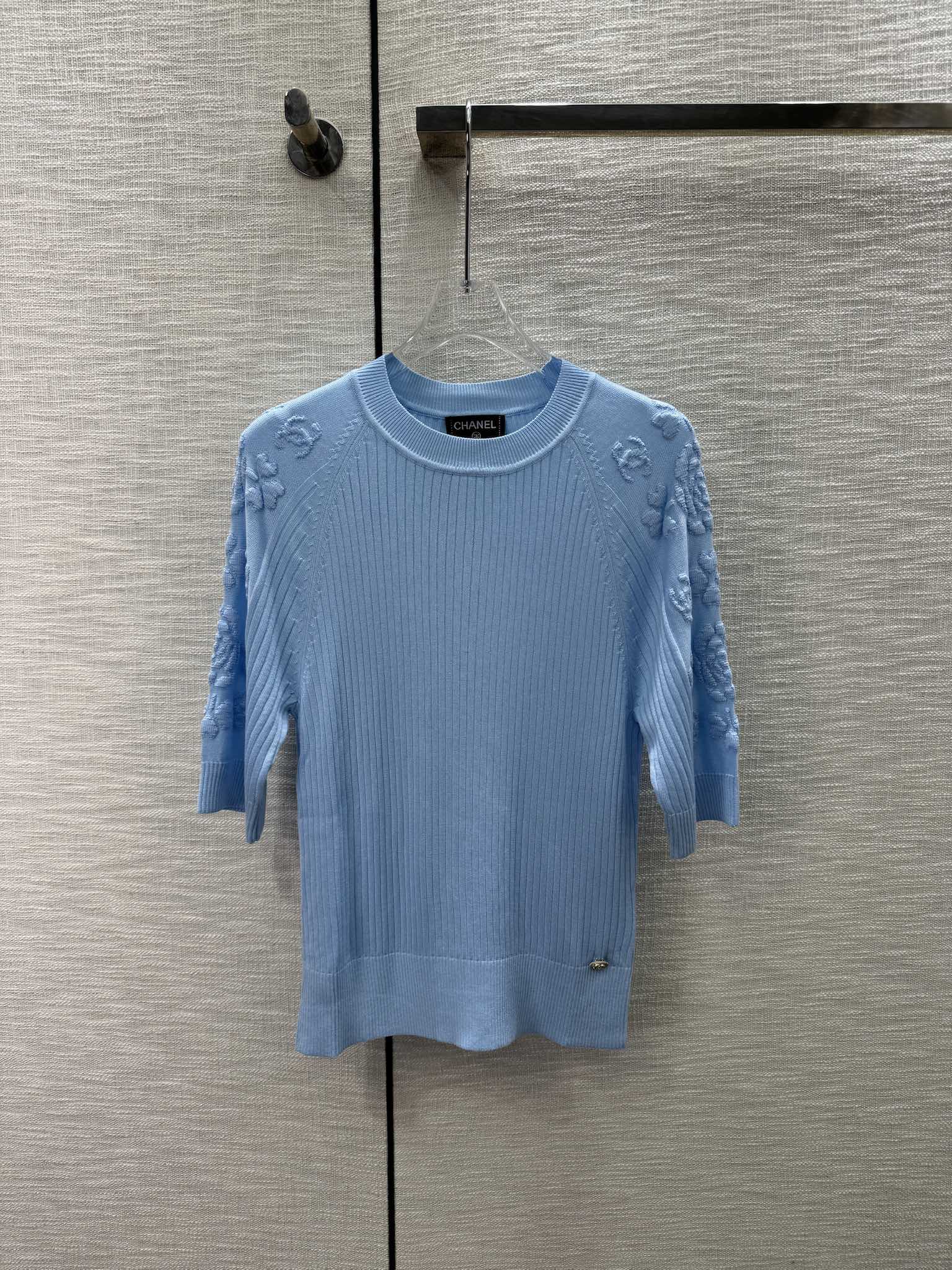 Chanel 2404 Четырехлистный клевер с камелией, вязаный, с коротким рукавом, синий