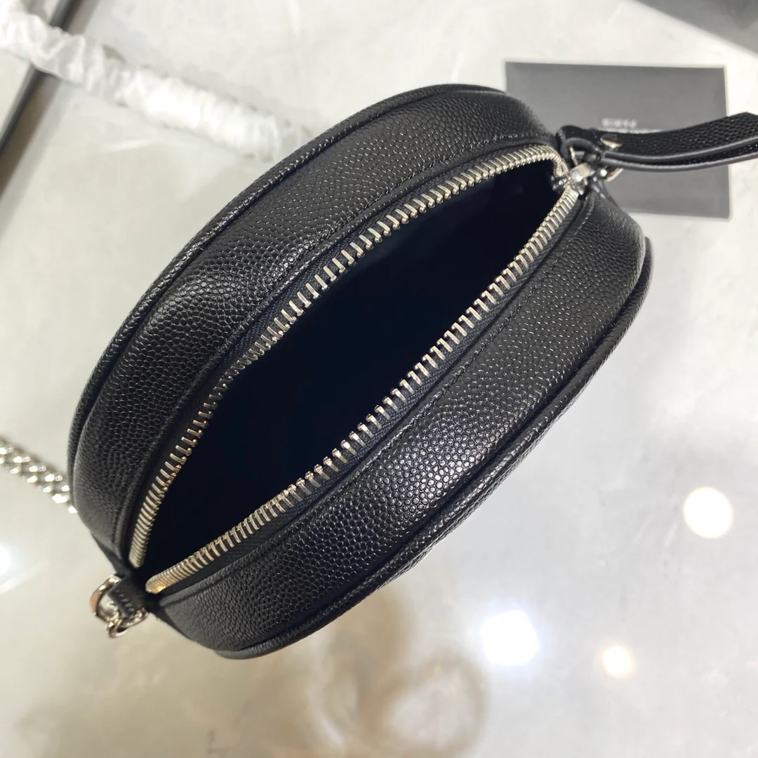 Маленькая круглая сумка YSL Vinyle - черная с серебристой фурнитурой.