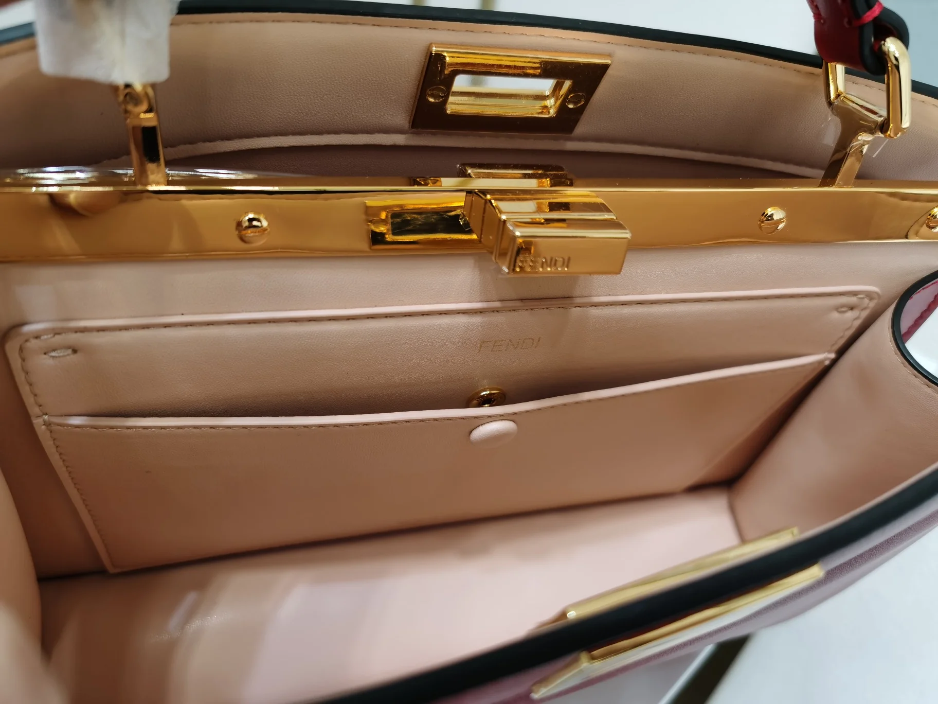 Маленькая красная кожаная сумка Fendi Peekaboo i-seey