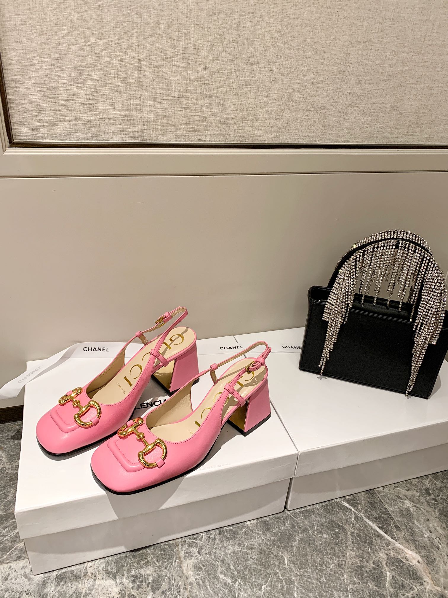 Сандалии Gucci в стиле ретро с квадратным носком и низким каблуком