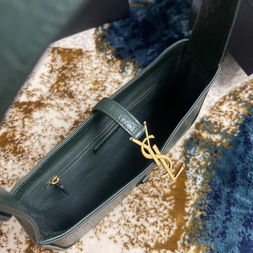 Сумка-седло YSL - зеленая с тиснением под крокодиловую кожу и золотой пряжкой.