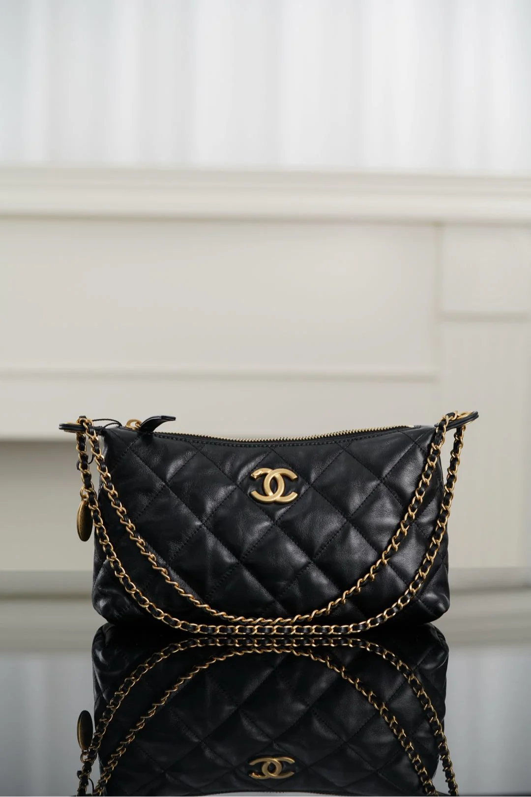 Сумка-хобо Chanel 25s с золотыми монетами, маленький размер