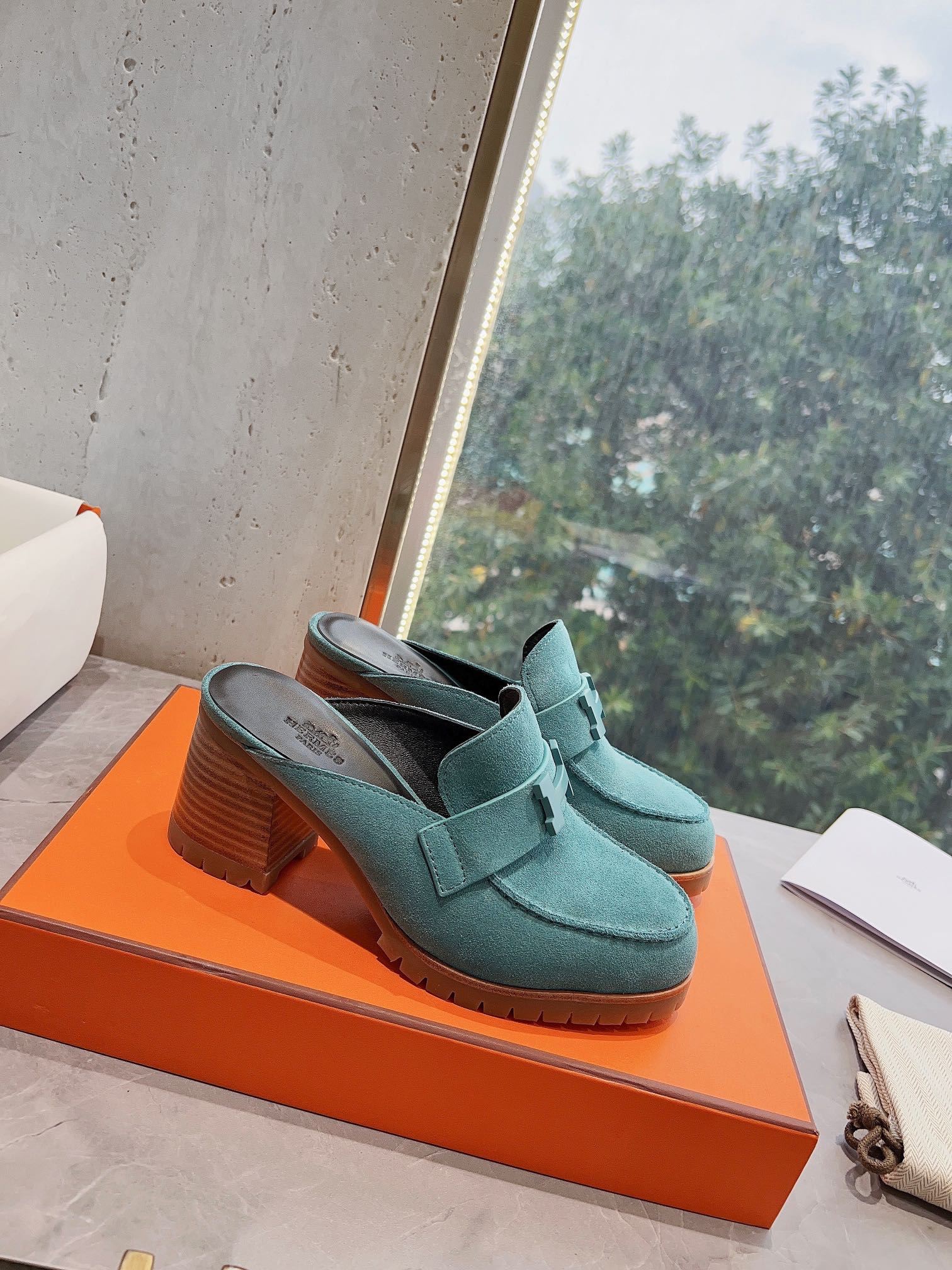 Новинка сезона весна/лето 2023 от Hermes: мюли на высоком каблуке с закрытой верхней частью и пряжкой в ??форме буквы H.