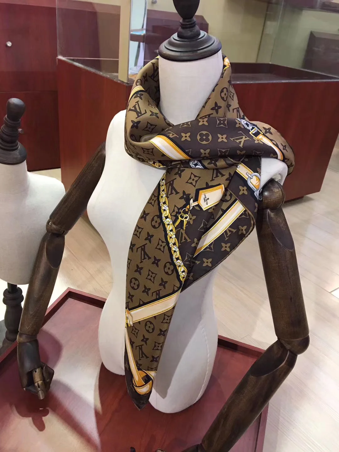 LV - Непревзойденный бестселлер - Шелковый шарф (90%) - 1 шт.