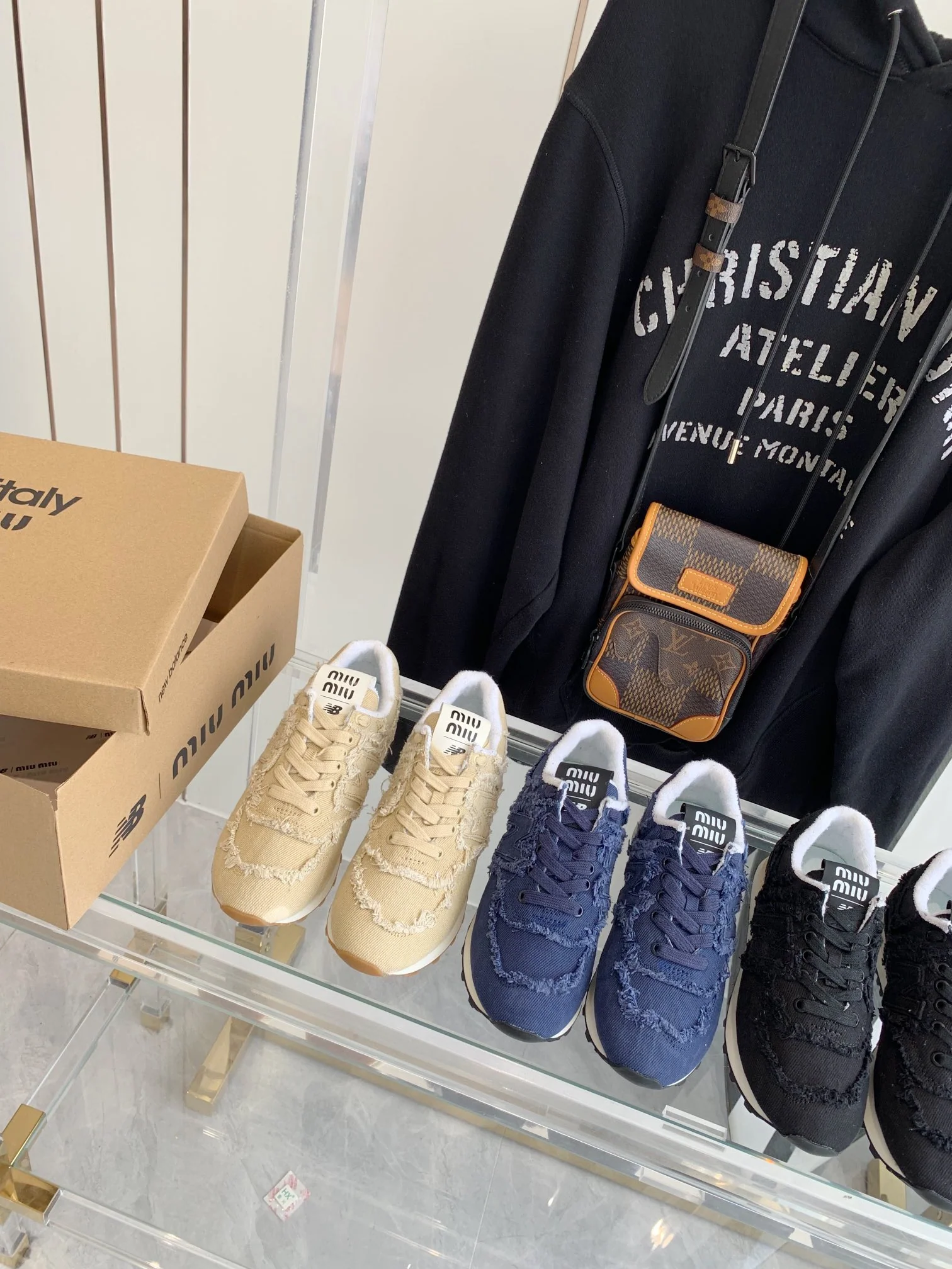Изображение коллекции повседневной обуви и кроссовок, созданной в сотрудничестве с Miu Miu.