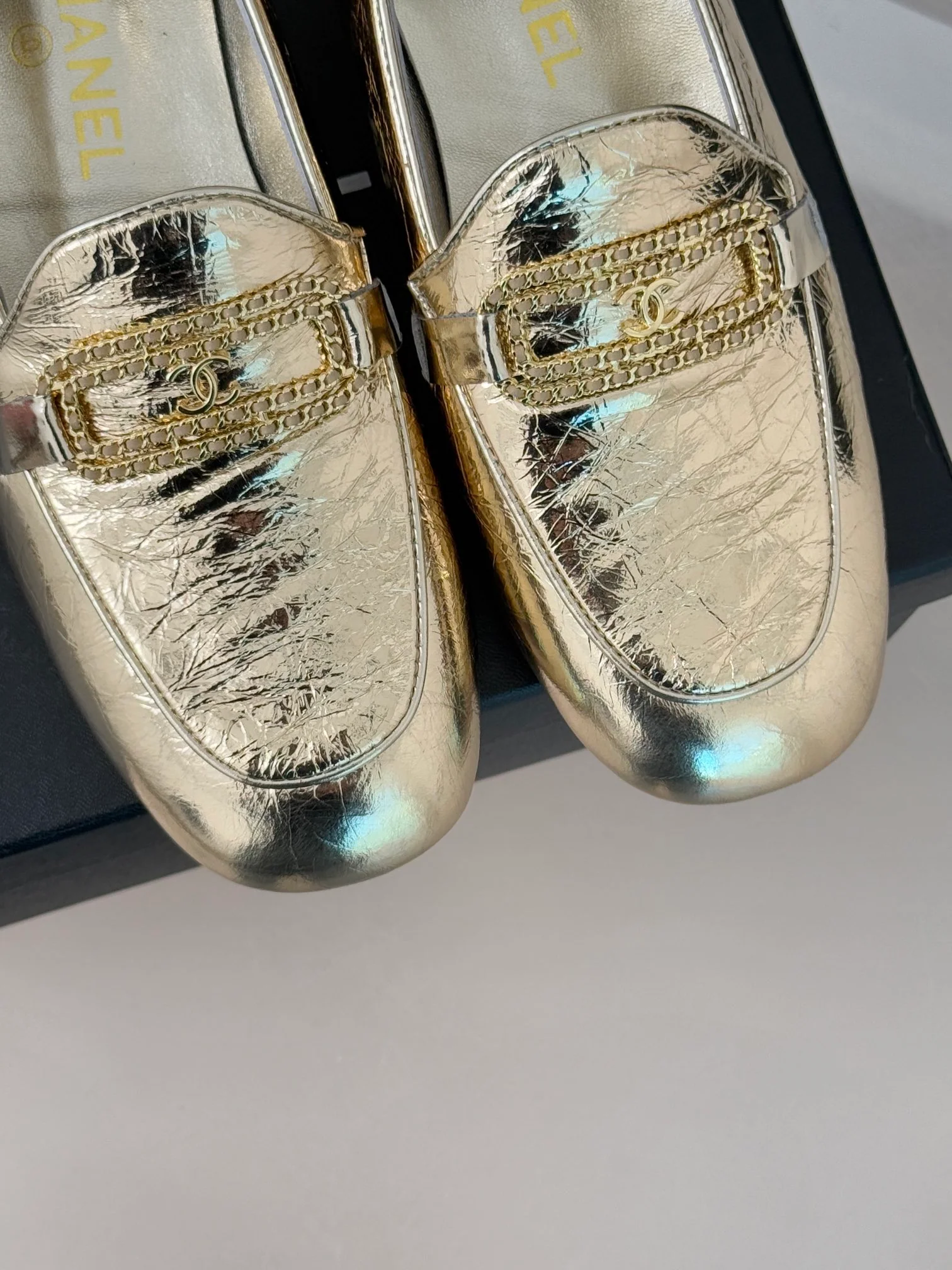 Лоферы Chanel 2024 с двойной цепочкой и пряжкой - золотистые