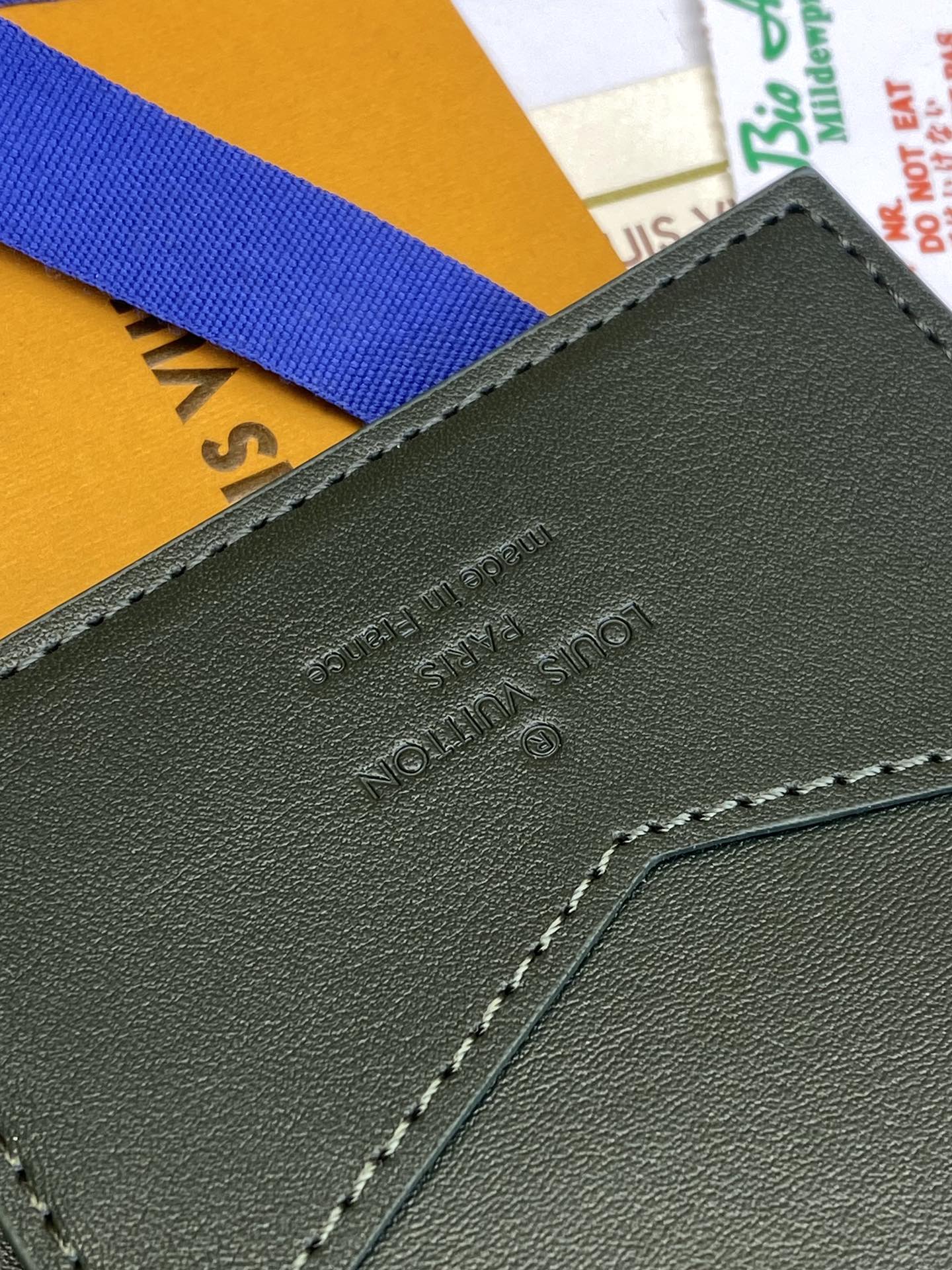 LV-n85943 — Улучшенная обложка для паспорта с рисунком страуса