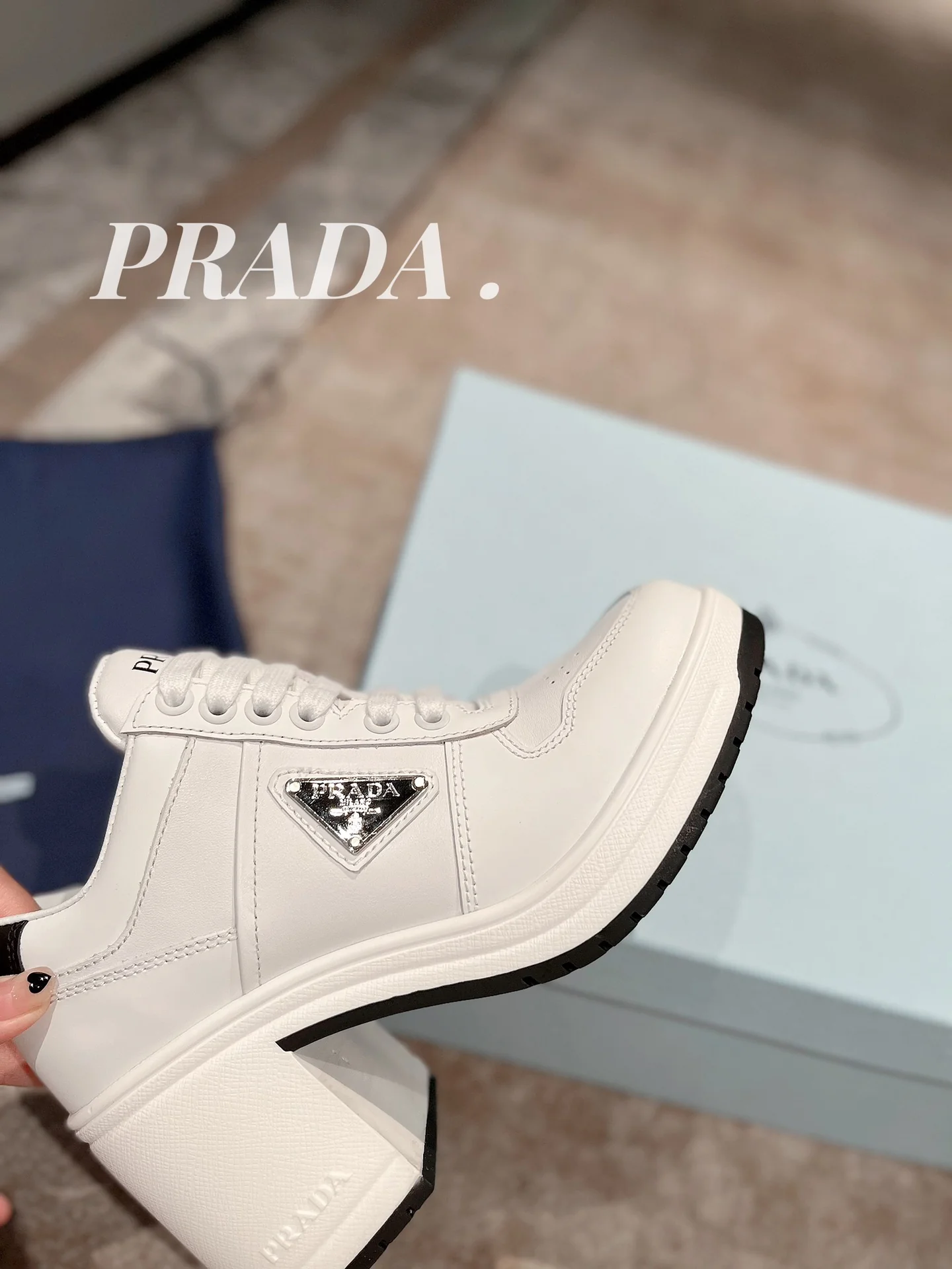 Новинка весны 2022 года от Prada - Спортивные туфли на массивном каблуке - Белые