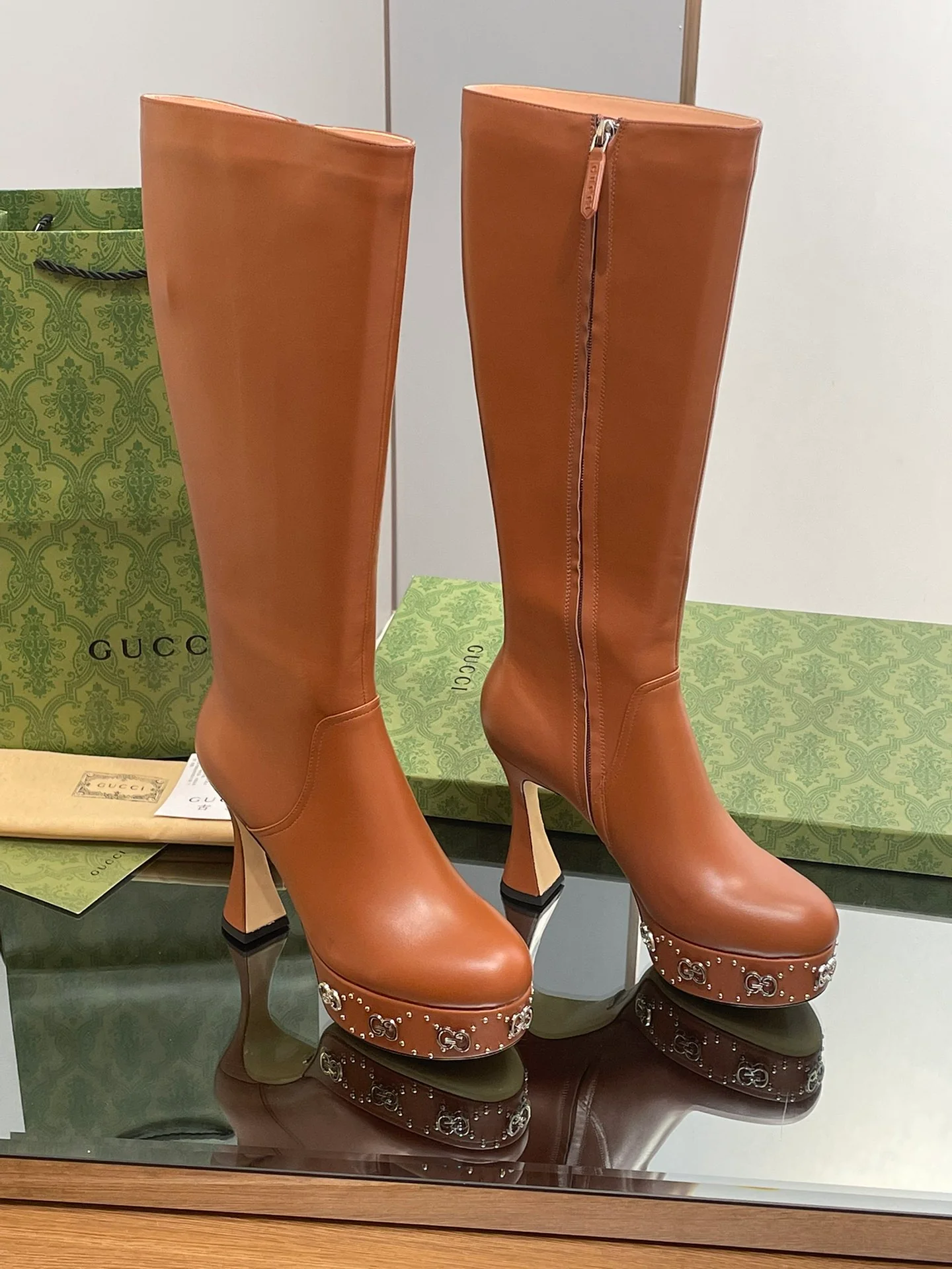 Новинка начала осени 2023 года от Gucci — Ботинки на платформе и высоком каблуке — Кофейный цвет.