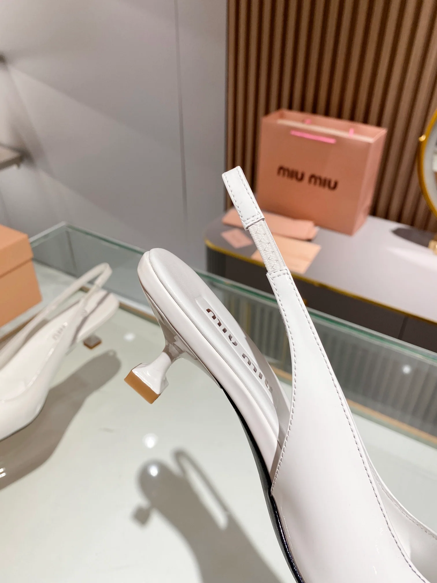 Новинка сезона весна/лето 2023 от Miu Miu - сандалии на низком каблуке с открытой пяткой