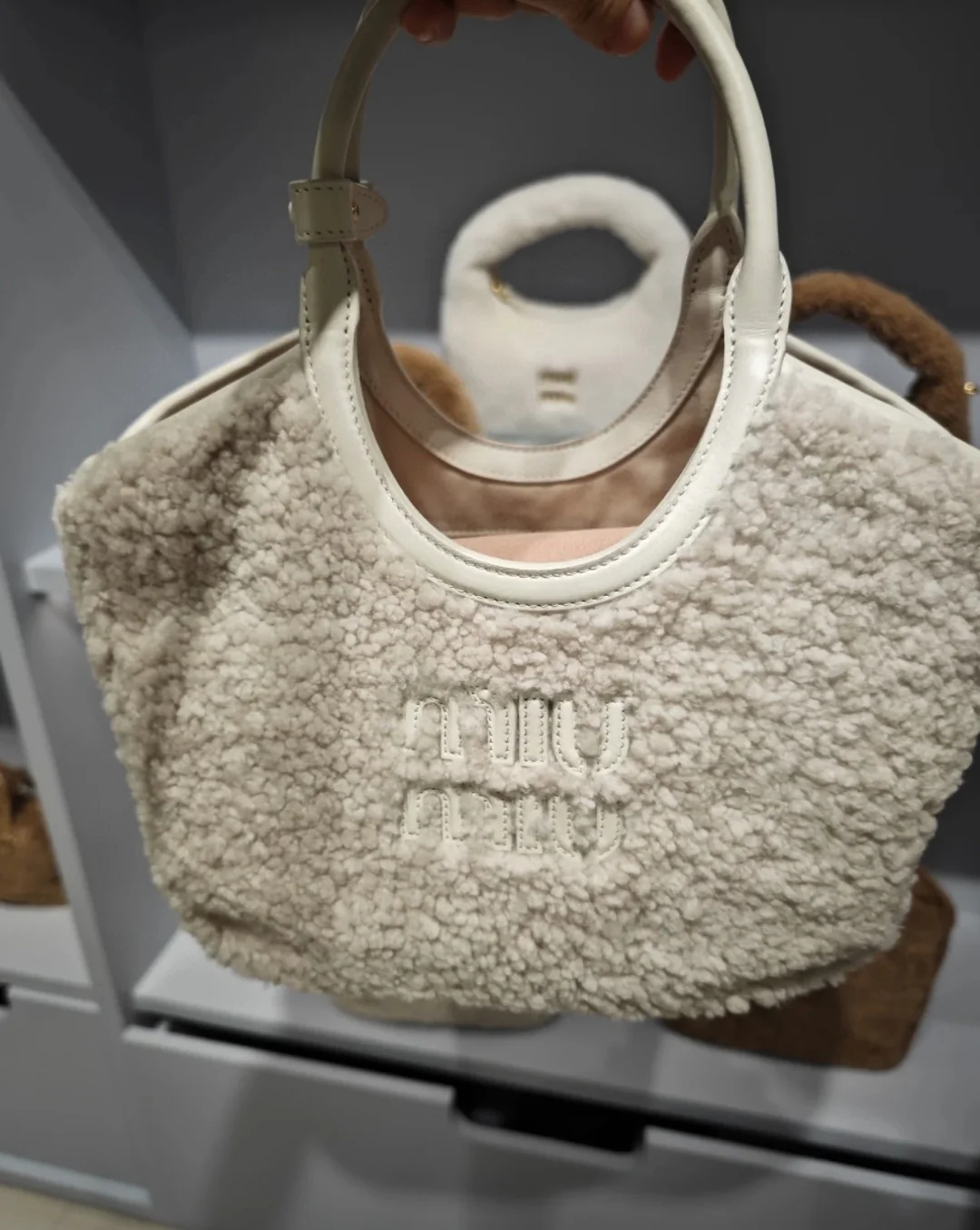 Сумка-тоут Miu Miu Ivy — на фото.