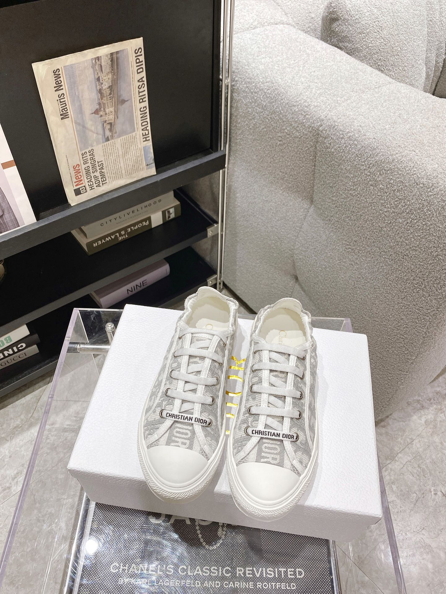 Повседневные туфли-балетки из коллекции Dior Canvas с вышитым каблуком.