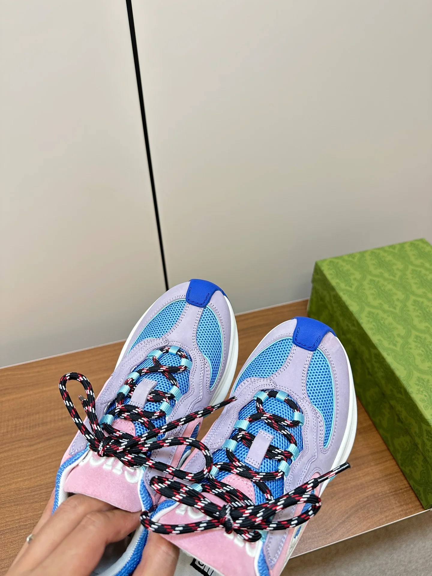 Новинка осенне-зимней коллекции Gucci 2023 — Однотонные вязаные кроссовки — Унисекс — Сине-розовые