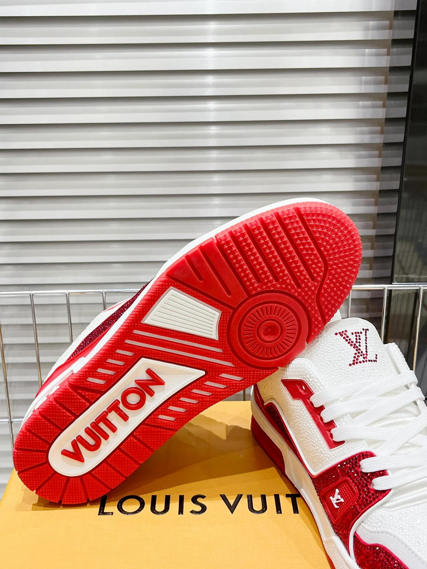 Кроссовки LV Trainer - обувь для скейтбординга - глянцевые белые и красные - унисекс