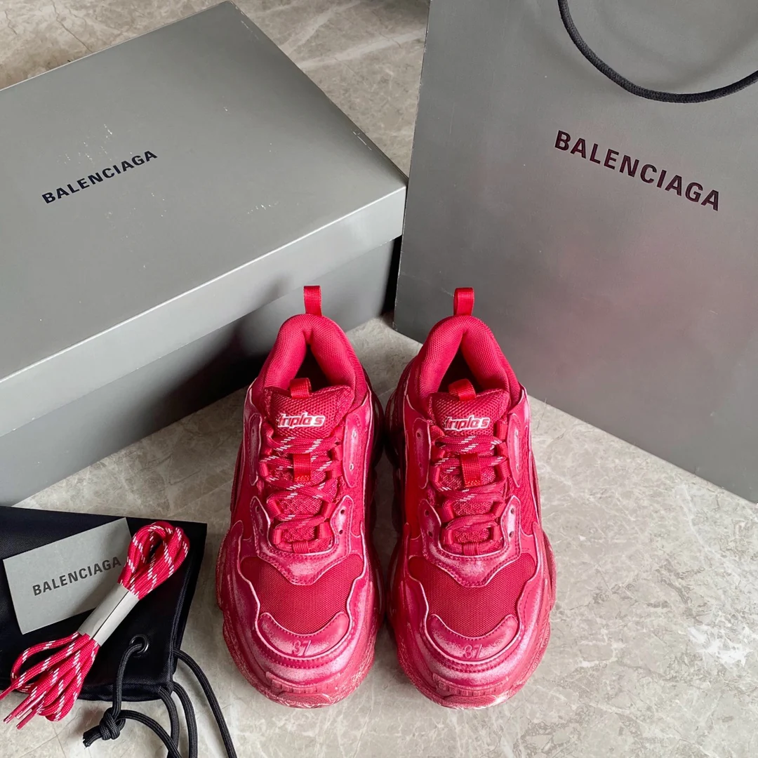 Кроссовки Balenciaga Triples на платформе, рваные джинсы, массивные кроссовки, красный цвет.