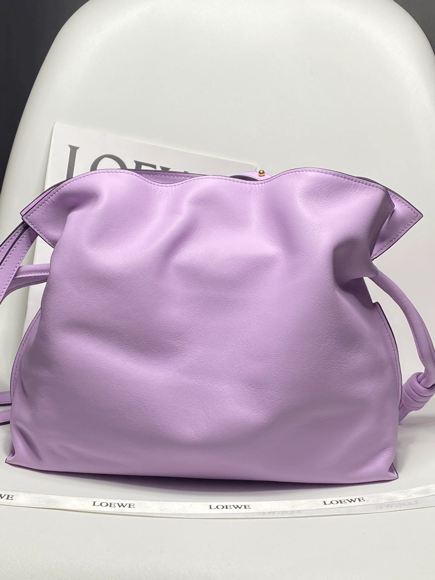 Усовершенствованная кожа Flamenco от Loewe 2020, фиолетовый цвет.