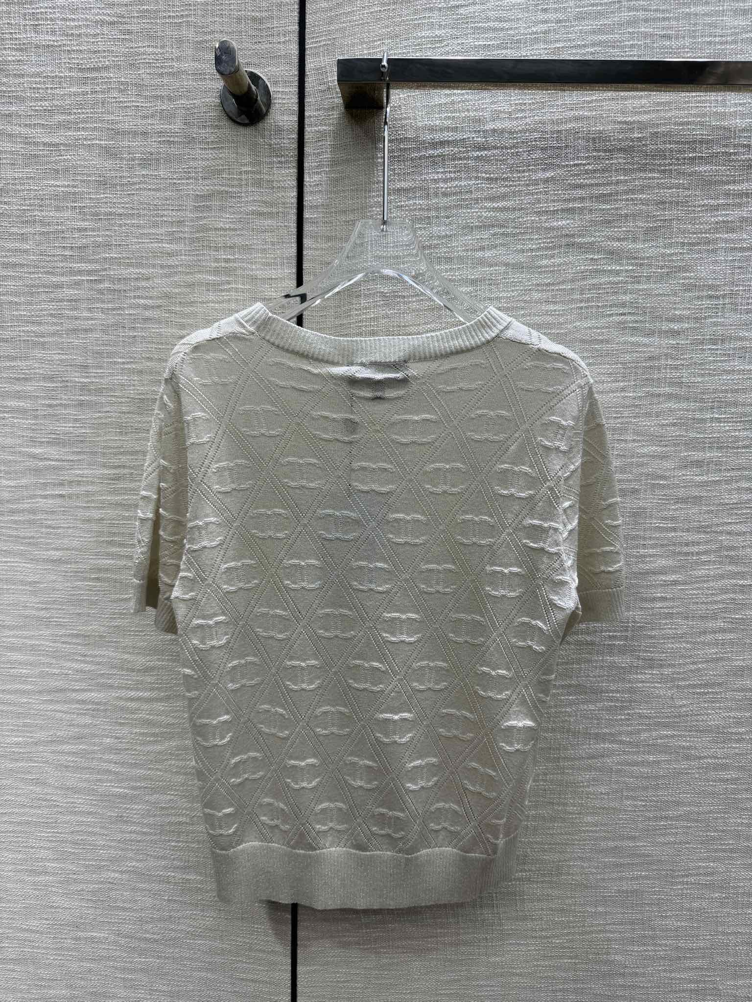 Chanel - 2403-24 Новая модель ранней весны, трикотажное платье с коротким рукавом и ромбовидным узором Double C - белое