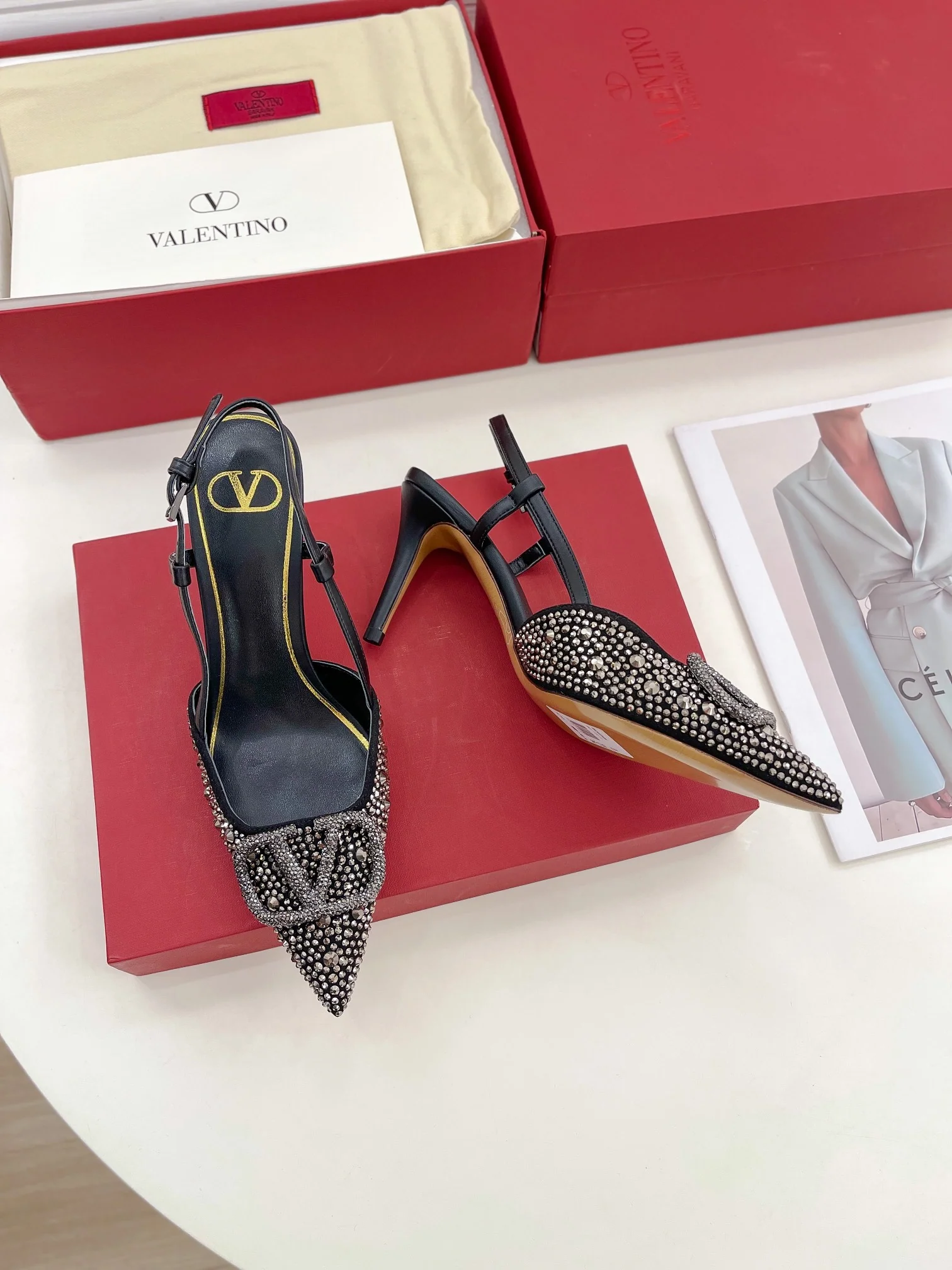 Новинка лета 2023 от Valentino - Серия Roman Stud - Сандалии со стразами - 4-5 см - Черные