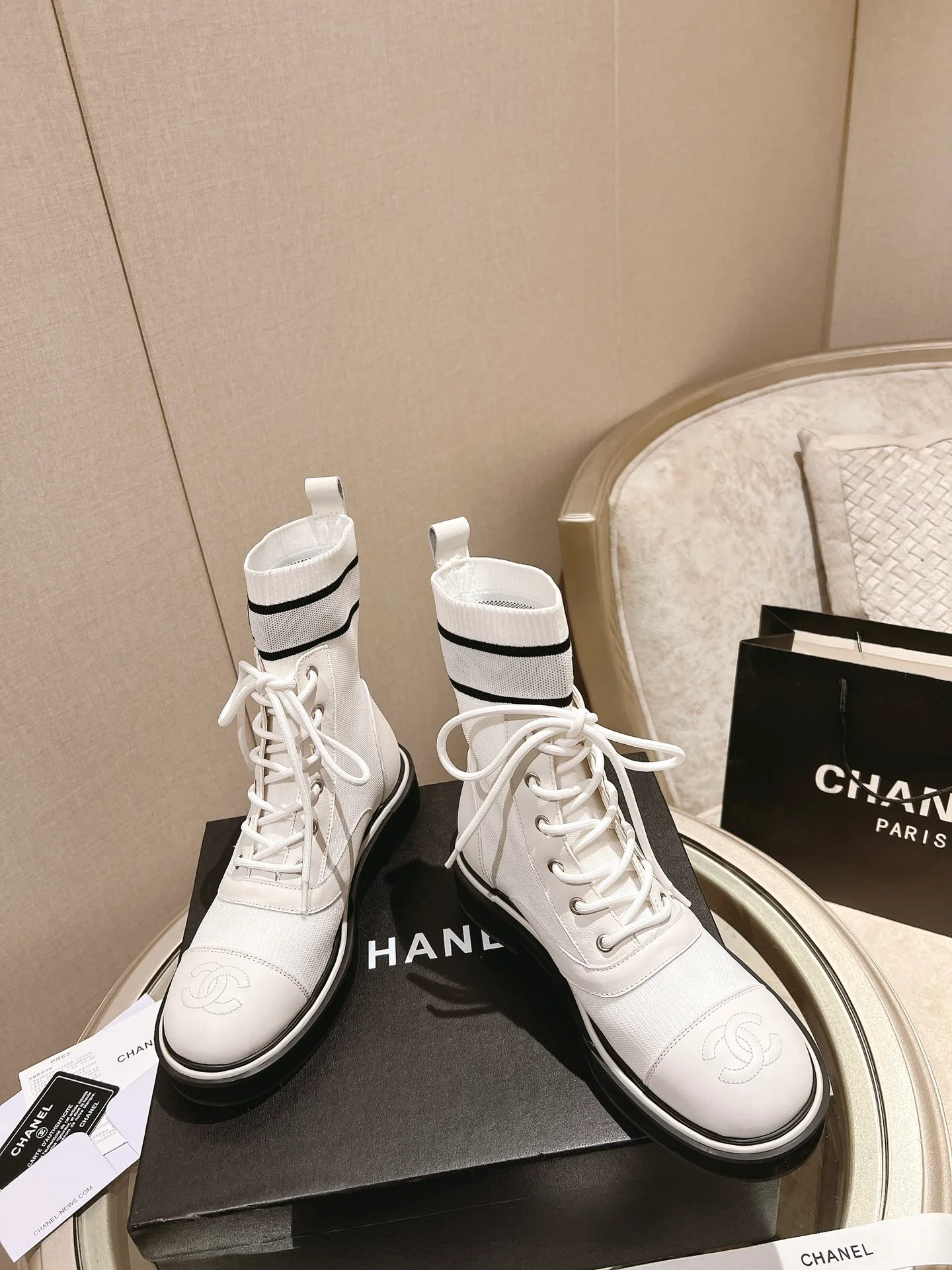 Белые лоферы унисекс в стиле показа Chanel в Париже.