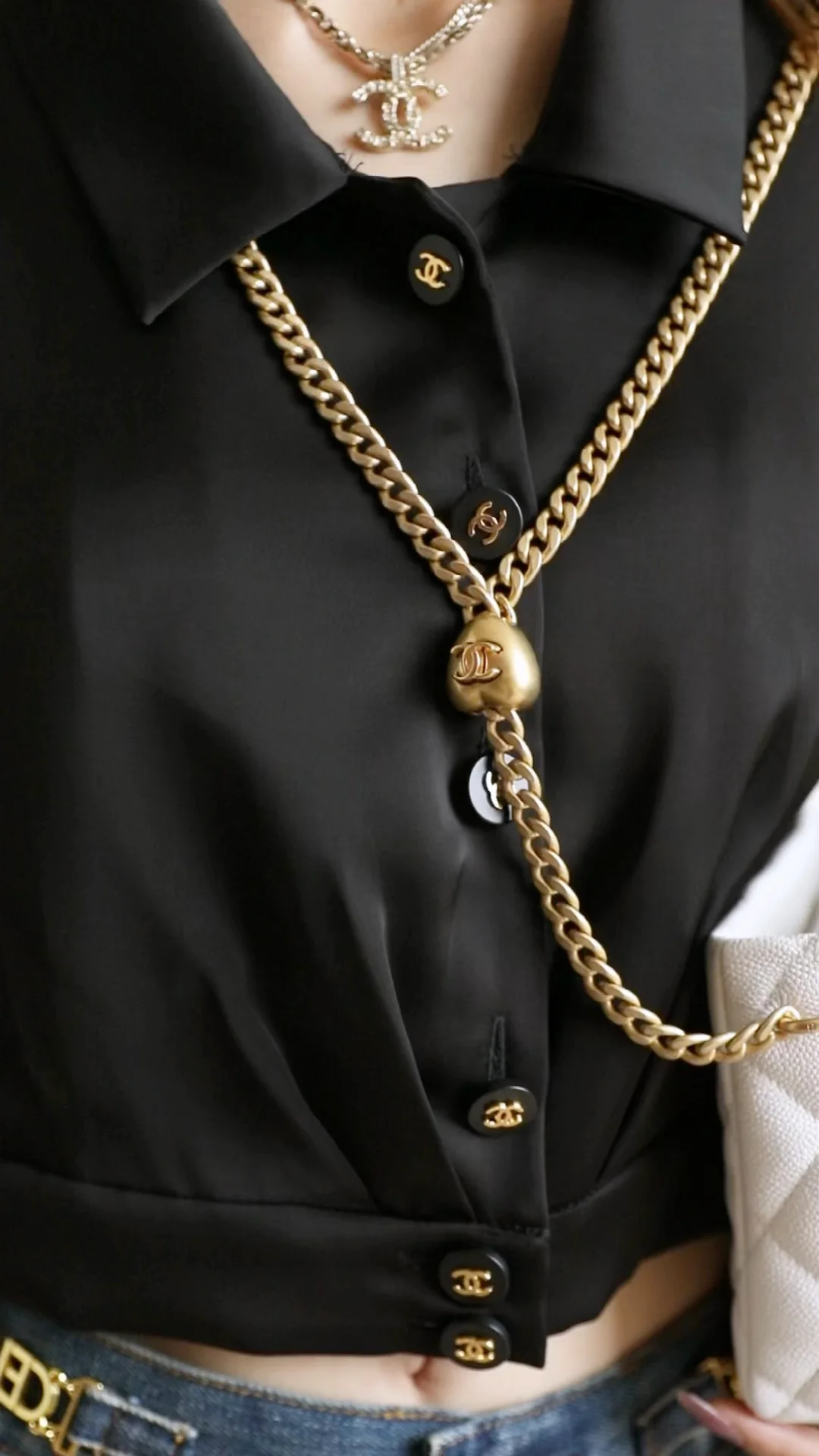 Новинка коллекции Chanel Весна/Лето 2023 - Сумка-хобо в форме сердца (маленькая) - Белая - Фотографии сумки на себе.