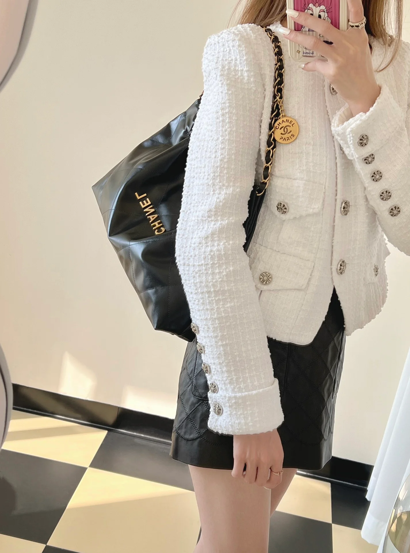 Сумка Chanel 22 (горизонтальный дизайн) - черная с золотой фурнитурой.