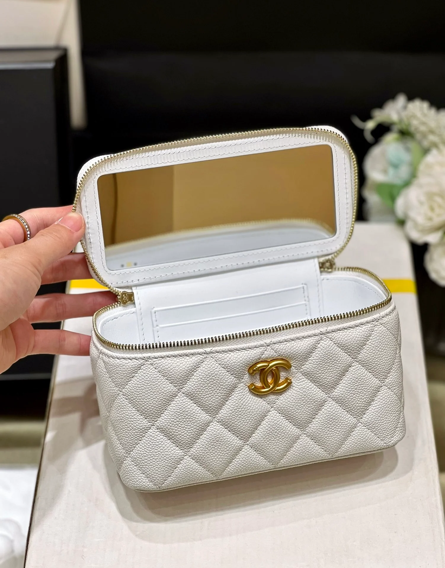 Новинка сезона весна/лето 2023 от Chanel - Длинная цепочка в форме шара - Белая