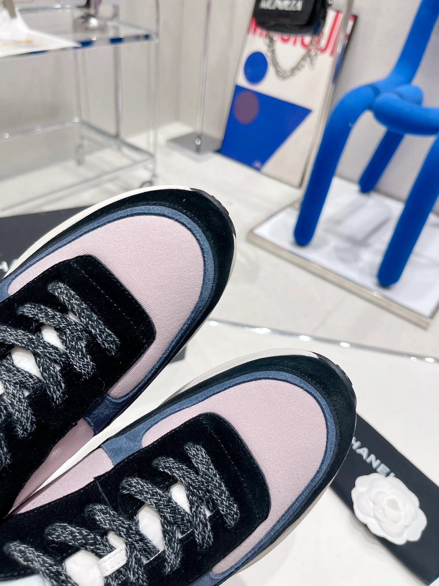 Повседневные кроссовки Chanel из коллекции весна-лето/зима 2022 — розовато-серые.