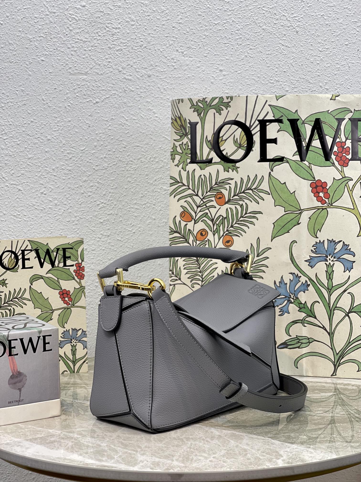Сумка Loewe Puzzle из телячьей кожи серого цвета с зернистой текстурой.