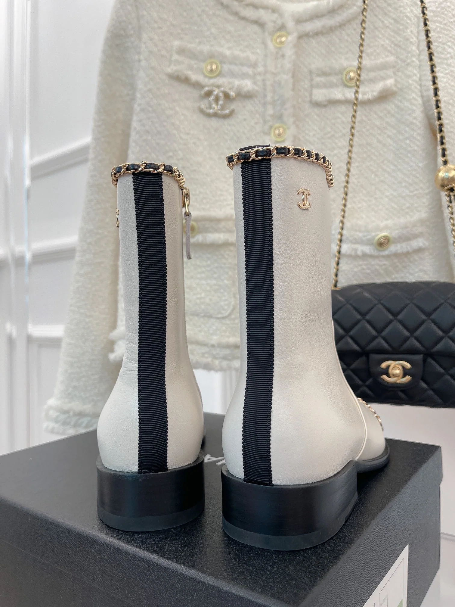 Новинка сезона осень/зима 2023 от Chanel - Ботильоны на массивном каблуке с цепочкой - Белые